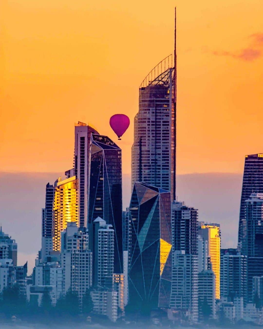 Australiaさんのインスタグラム写真 - (AustraliaInstagram)「Good morning from @destinationgoldcoast 🎈 @ralphmayhew.photography started his day with this golden view of @goballooning’s #hotairballoon floating over the city #skyline, and we bet the view from up there was alright too. A #sunrise balloon flight is one of the best ways to see this @queensland city, as you get to float by high-rise buildings and the coastline for sweeping views of the city and surrounding hinterland in beautiful soft light. Sure, you may have to get up before the sun is up, but we all know that the early bird gets the most spectacular views. 😉  #SeeAustralia #thisisqueensland #WeAreGoldCoast #travel #sunriselovers」6月26日 4時00分 - australia