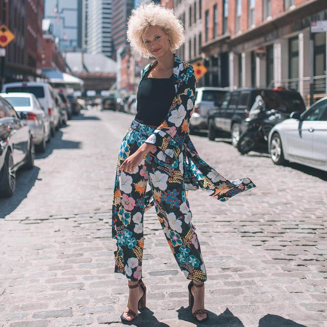 のインスタグラム：「We’re all about Bora Bora Florals AM to PM 🌺 More on our story . . . . #fashionlover #fashiondesign #fashioninsta #fashionlook #fashionlovers #fashionlove #fashiontrends #fashiondiary #fashionstore #fashiongirls #nyc #nycc #nycity #nyc_highlights #nycmua #nycfashionblogger #instagramnyc #nycfashion #nycblogger #nycstreetstyle #nycbloggers #nycdesigner #nyclife #rachelroy」