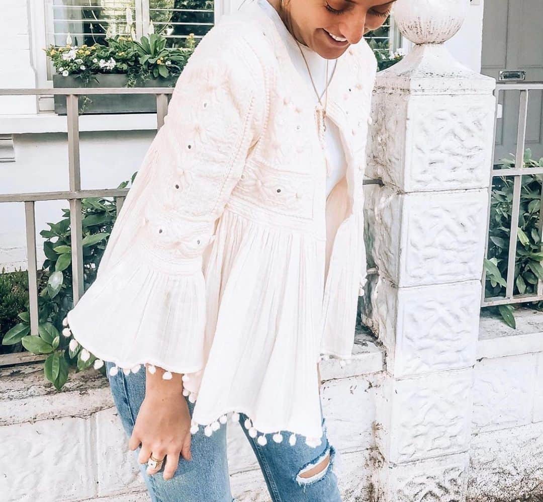 スターメラのインスタグラム：「Our embroidered jackets are the best!!! #banjara #starmelajacket @katieandjo ⭐️ASTA JACKET . . . . . . . . . #starmelauk#starmela#etnicchic #traditionalhandcraft #love#paris#newyork#london#summervibes #sunnyday #tuesday#amazingjacket #white#ecru#fashion#summerallyearlong #mystarmela#lovesummerhateeverythingelse #summersolstice」