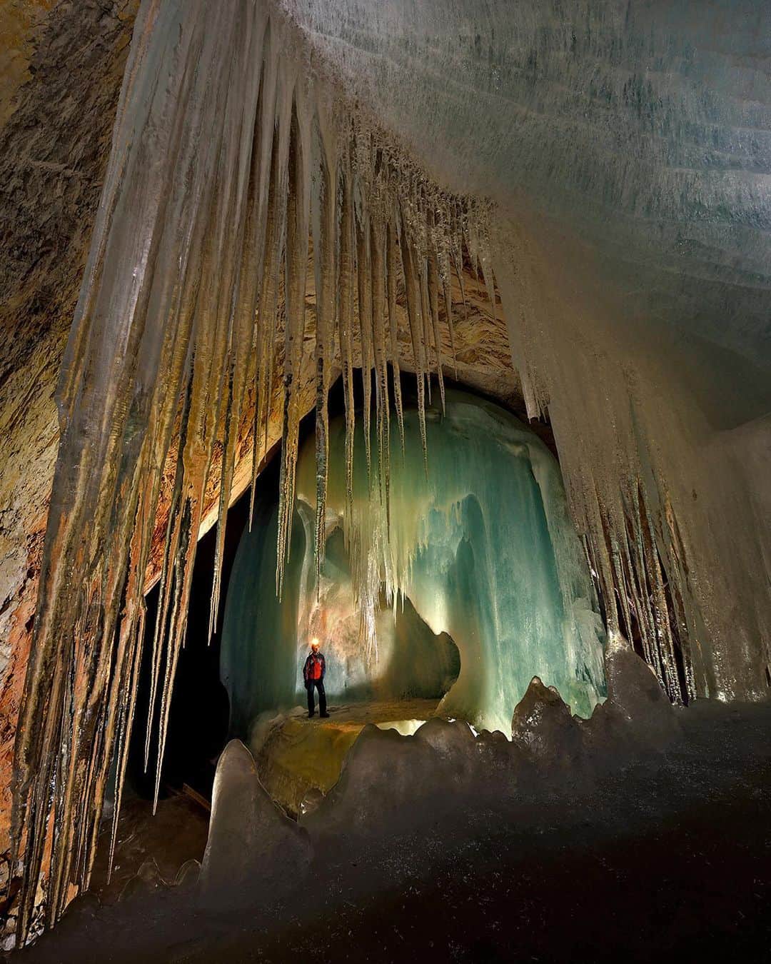 のインスタグラム：「Photo by @shonephoto | An explorer observes the ice formations inside Eisriesenwelt Eishoehle in Werfen, Austria. #CaveExploration #Austria #Adventure」