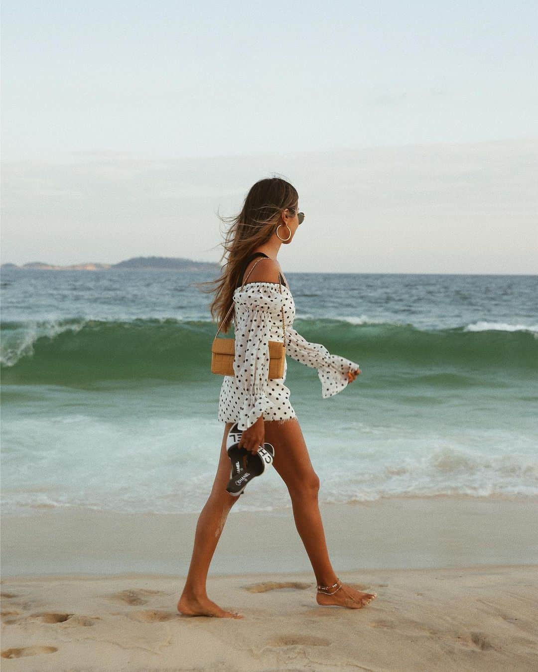 ジュリー・サリニャーナさんのインスタグラム写真 - (ジュリー・サリニャーナInstagram)「Longas caminhadas na praia 💙🌊 #rio #ipanema @revolve #revolvearoundtheworld」6月26日 4時13分 - sincerelyjules