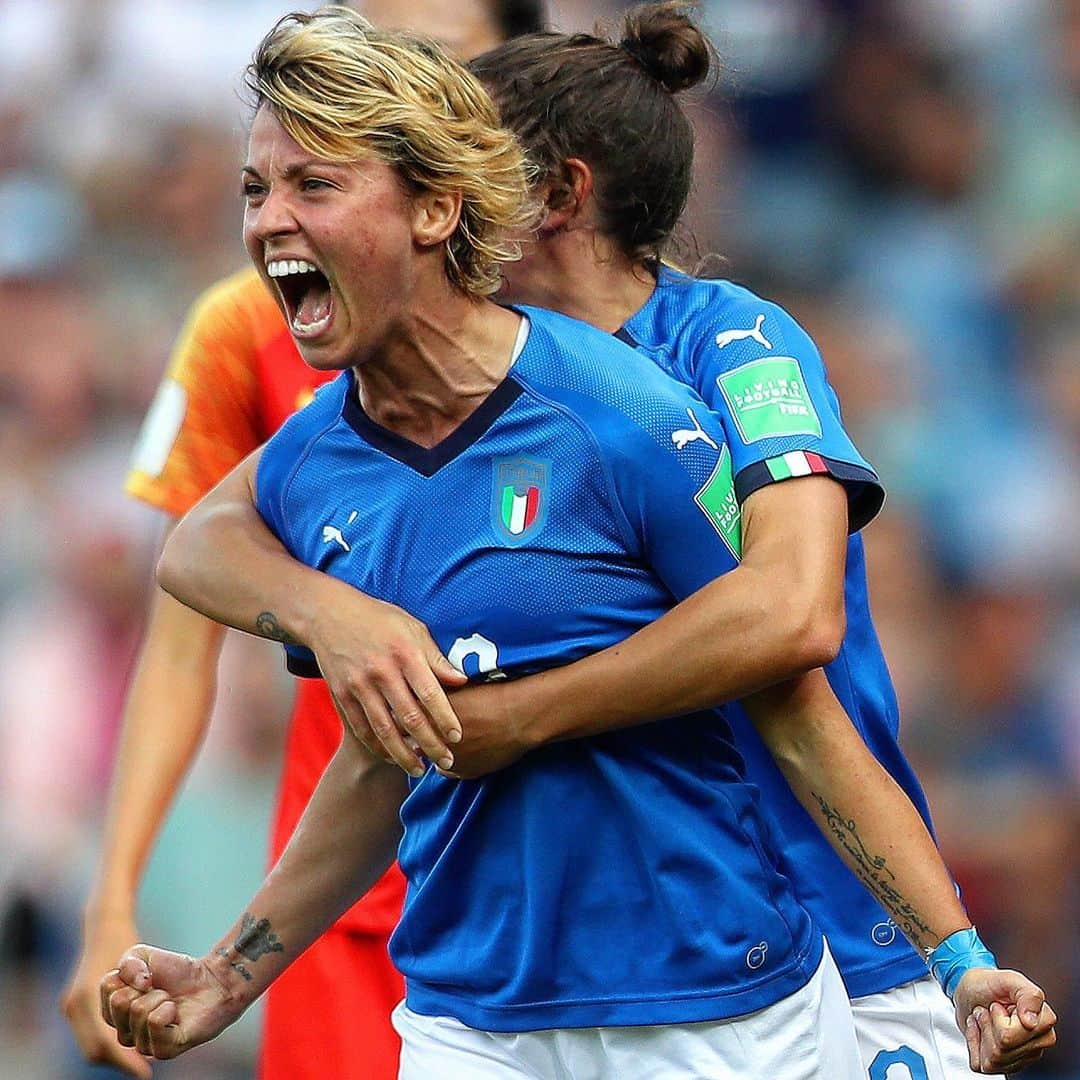 FIFAワールドカップさんのインスタグラム写真 - (FIFAワールドカップInstagram)「💥🇮🇹 SORELLE D’ITALIA ! 💥🇮🇹 #Italy are through to the quarter-final stage! #FIFAWWC #DareToShine #Azzurre #Montpellier」6月26日 4時14分 - fifaworldcup