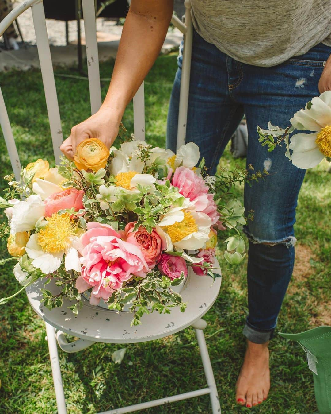 ティファニー・ティーセンさんのインスタグラム写真 - (ティファニー・ティーセンInstagram)「In my happy place #prettythings #flowers #summer #create #flowermagic」6月26日 4時30分 - tiffanithiessen