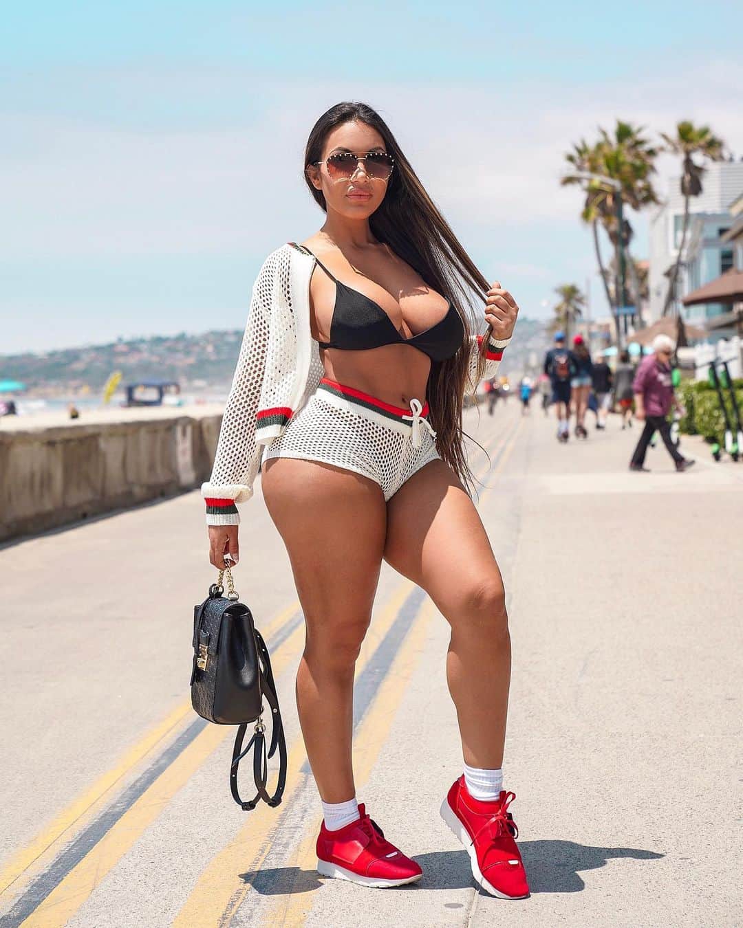 Aylen Aのインスタグラム：「Afternoon stroll on the beach 🏖 outfit by @fashionnova」