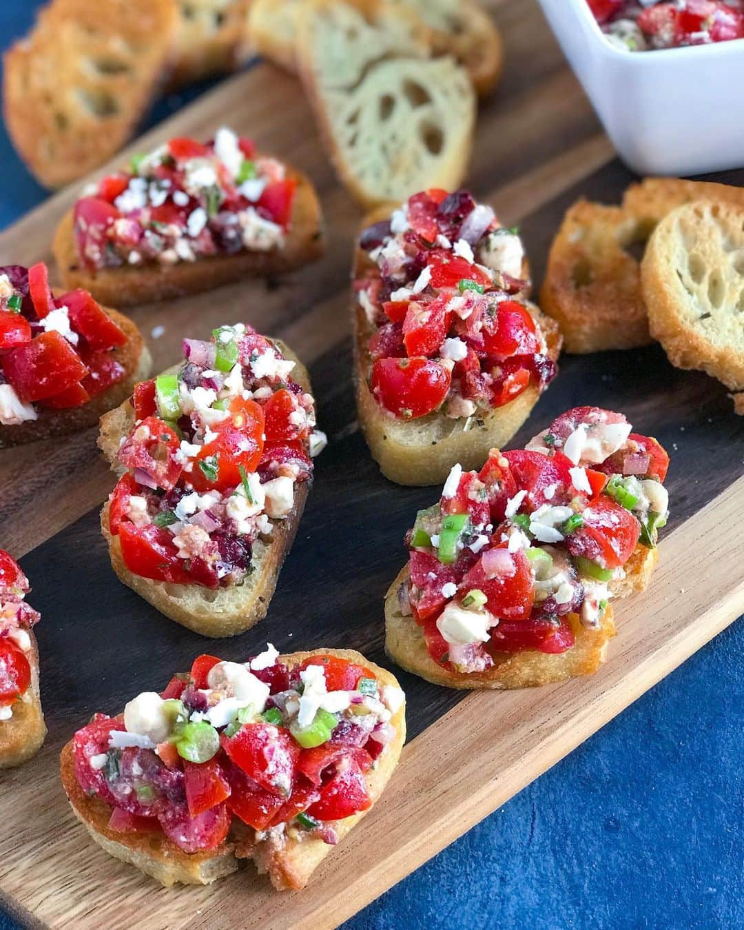 Easy Recipesさんのインスタグラム写真 - (Easy RecipesInstagram)「Nothing better than a good appetizer and this delicious Feta Bruschetta recipe has a yummy twist to it! Grab the recipe from my blog to find out what extra ingredients I used!  Full recipe link in my bio: https://www.cookinwithmima.com/feta-bruschetta/」6月26日 4時27分 - cookinwithmima