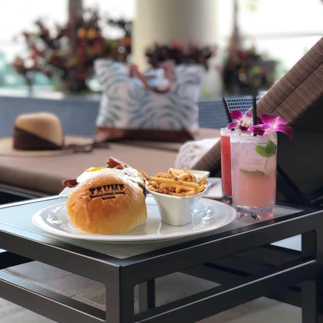 Trump Waikikiさんのインスタグラム写真 - (Trump WaikikiInstagram)「Another luxurious day relaxing and having lunch at the Infinity Pool.  These truffle fries with the signature In-Yo burger and lemonade drinks are too tempting to resist. #trumpwaikiki #hamburger #truffle #frenchfries #NeverSettle  トランプ・ワイキキのインフィニティ・プールでリラックス。特製ハンバーガーとトリュフが香るポテトフライにカクテルやビールなどいかがでしょうか。 #トランプワイキキ #インフィニティプール #トリュフフライ #ビール」6月26日 4時33分 - trumpwaikiki