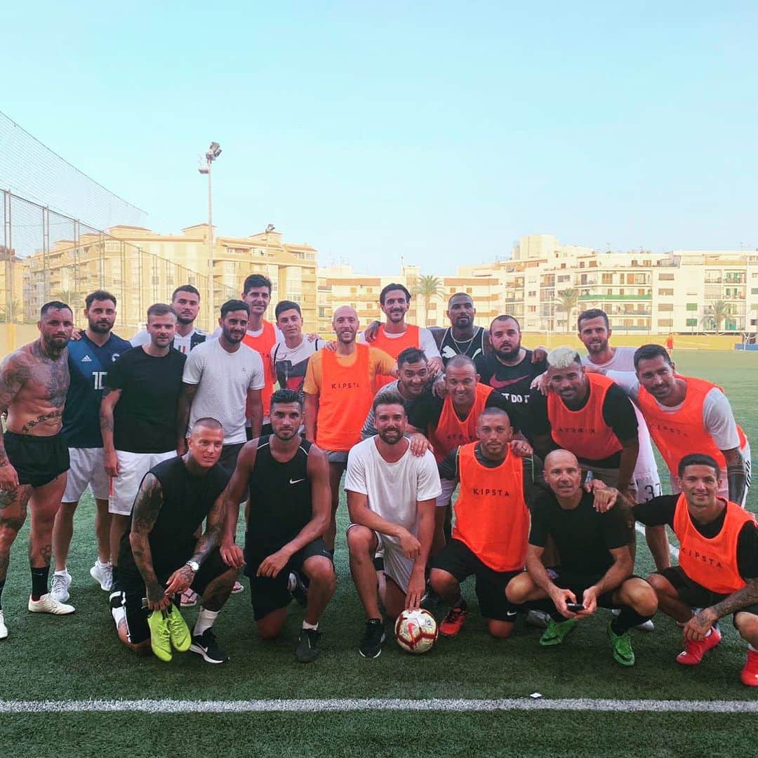ティボ・クルトゥワのインスタグラム：「Last pick up game in Ibiza! 🔝🙌🏻⚽️」