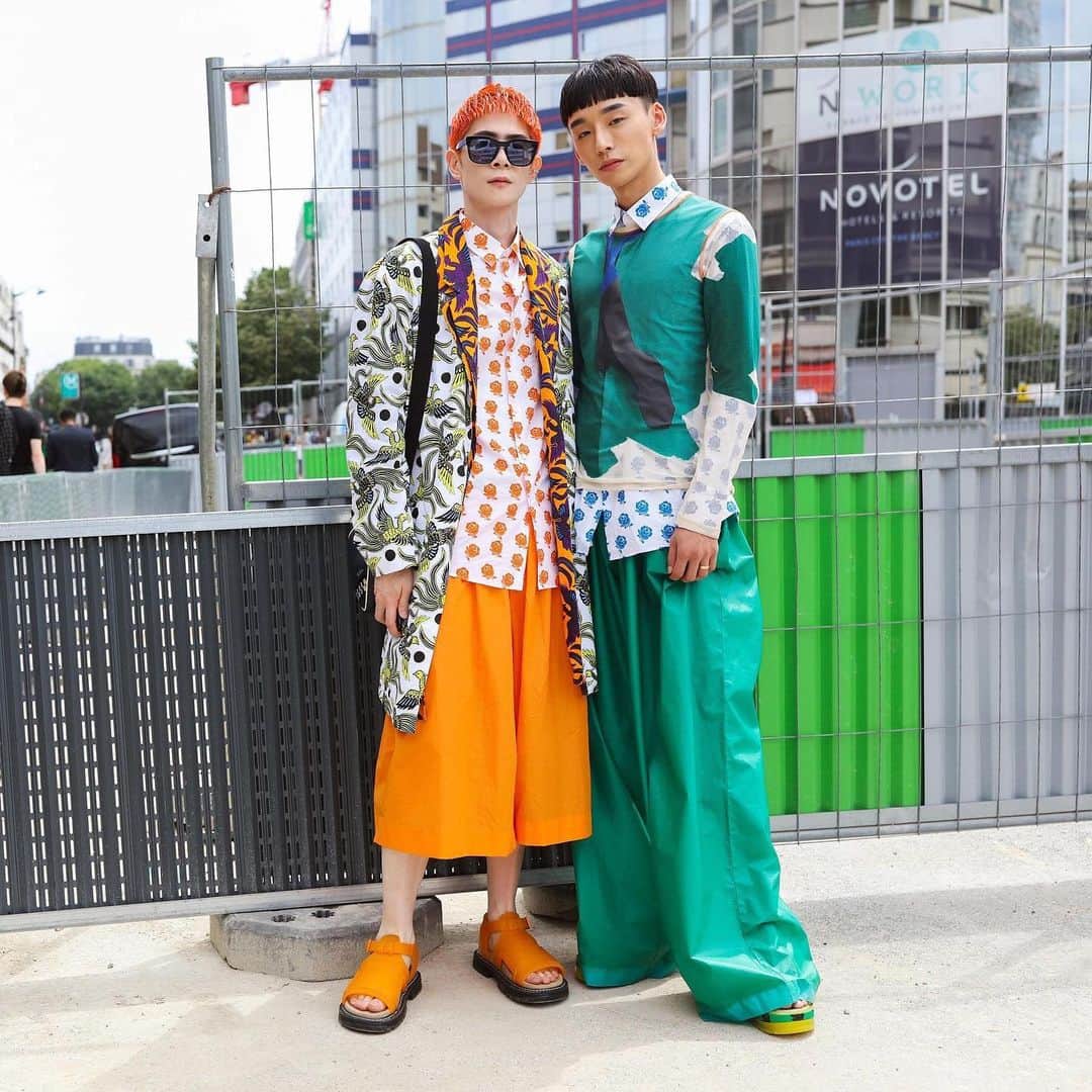 Vogue Runwayさんのインスタグラム写真 - (Vogue RunwayInstagram)「Bold colors and even brighter ensembles seen in Paris. See the latest street style photos from photographer Phil Oh via the link in our bio. Photographed by @mrstreetpeeper」6月26日 4時45分 - voguerunway