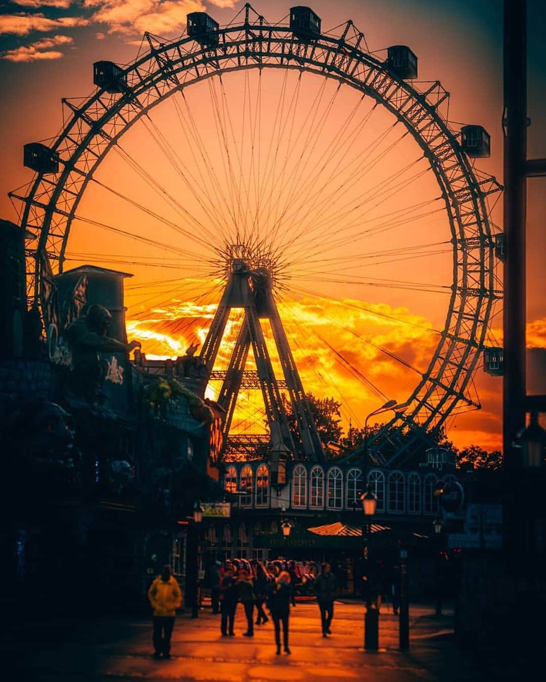 Wien | Viennaさんのインスタグラム写真 - (Wien | ViennaInstagram)「Today, 122 years ago, the Ferris Wheel was spinning for the first time - but only for a half a turn in order to finish construction on the upper parts. On the third of July it was officially opened. 🎡🎉 by @wienpro & @fabolus_vienna #ViennaNow」6月26日 4時55分 - viennatouristboard
