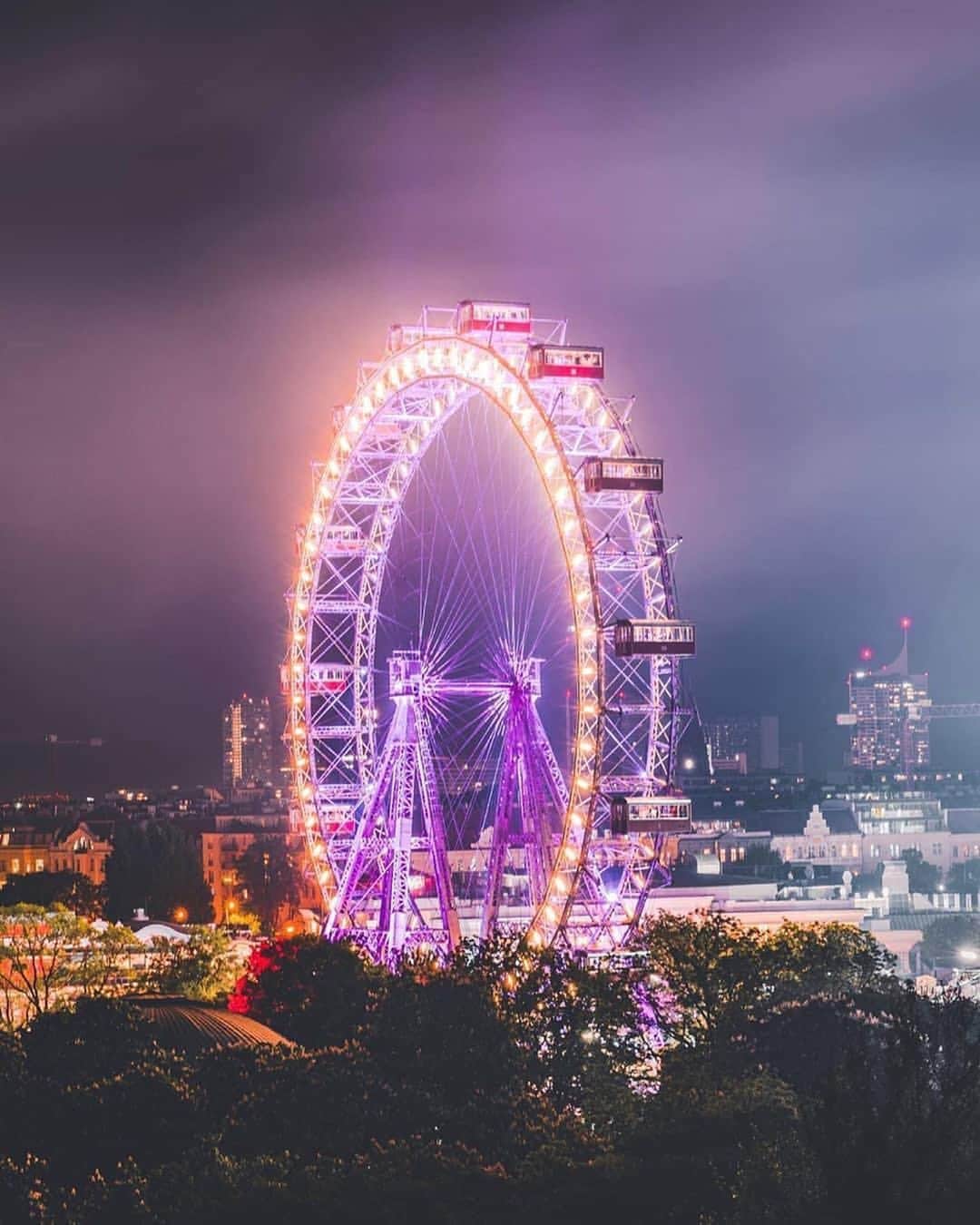 Wien | Viennaさんのインスタグラム写真 - (Wien | ViennaInstagram)「Today, 122 years ago, the Ferris Wheel was spinning for the first time - but only for a half a turn in order to finish construction on the upper parts. On the third of July it was officially opened. 🎡🎉 by @wienpro & @fabolus_vienna #ViennaNow」6月26日 4時55分 - viennatouristboard