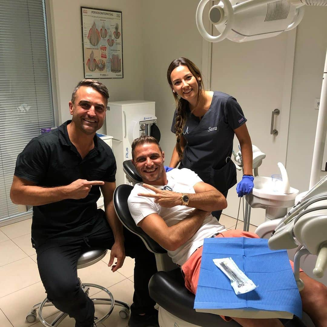 ホアキン・サンチェスさんのインスタグラム写真 - (ホアキン・サンチェスInstagram)「Para seguir manteniendo una buena sonrisa en la clínica #adrichdental Con el doctor @edward__023 y @sarajluna 🦷 😷🤒🤕😂」6月26日 4時58分 - joaquinarte