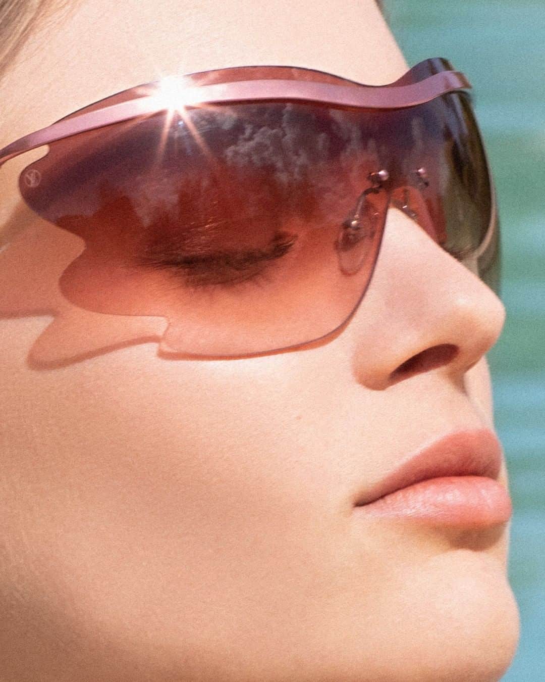 ルイ・ヴィトンさんのインスタグラム写真 - (ルイ・ヴィトンInstagram)「Sleek in the sun. The new #LouisVuitton Bohemian Vuittony sunglasses also come in the sportier Mask model. Explore the #LouisVuitton Women’s Sunglasses Collection via link in bio.」6月26日 5時00分 - louisvuitton