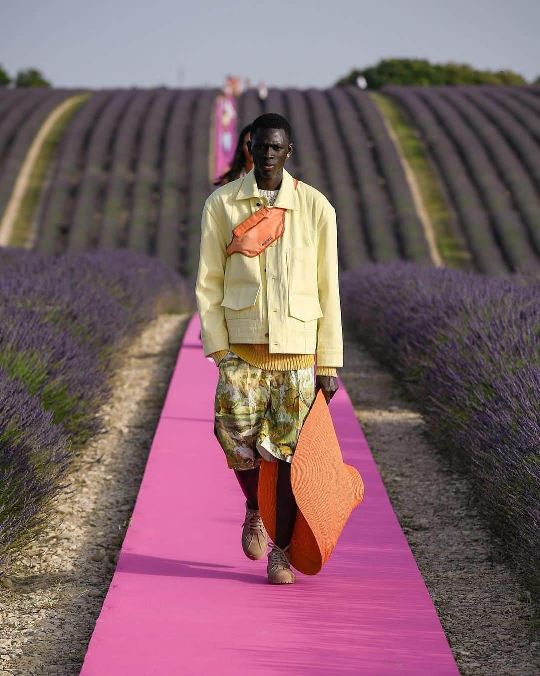 Fashion Weekさんのインスタグラム写真 - (Fashion WeekInstagram)「Lavender fields, forever. @Jacquemus celebrated their 10 year anniversary on the designer's home soil in France. Models breezed down an electric pink runway surrounded by lavender in breezy dresses and tailored suits in bright hues. 👈 For perfect Summer looks.」6月26日 5時05分 - fashionweek