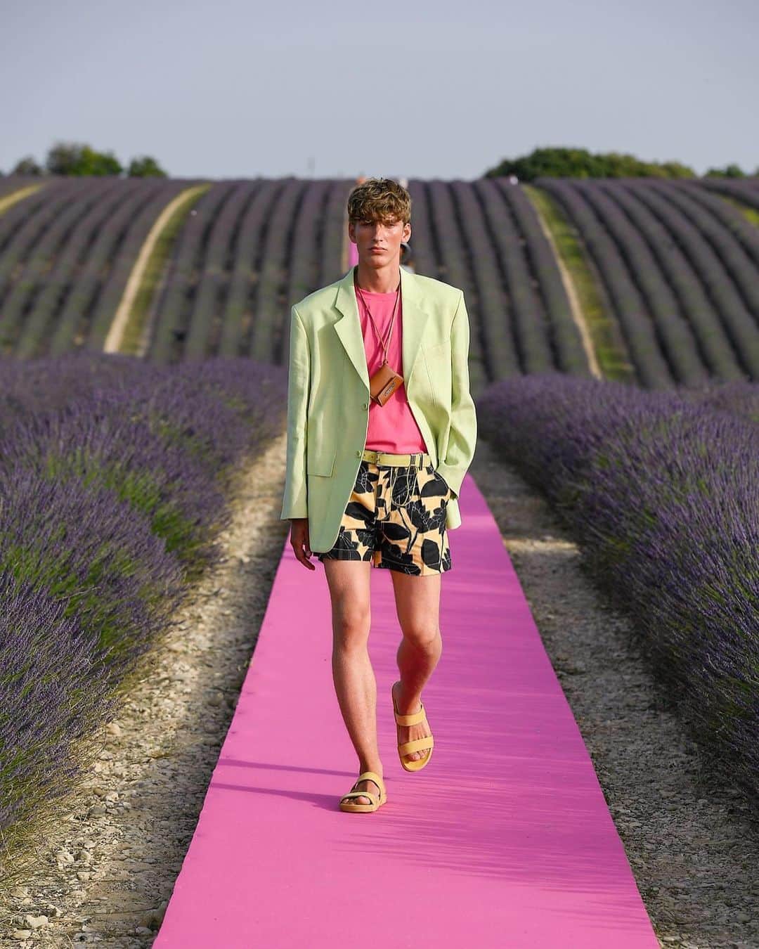 Fashion Weekさんのインスタグラム写真 - (Fashion WeekInstagram)「Lavender fields, forever. @Jacquemus celebrated their 10 year anniversary on the designer's home soil in France. Models breezed down an electric pink runway surrounded by lavender in breezy dresses and tailored suits in bright hues. 👈 For perfect Summer looks.」6月26日 5時05分 - fashionweek