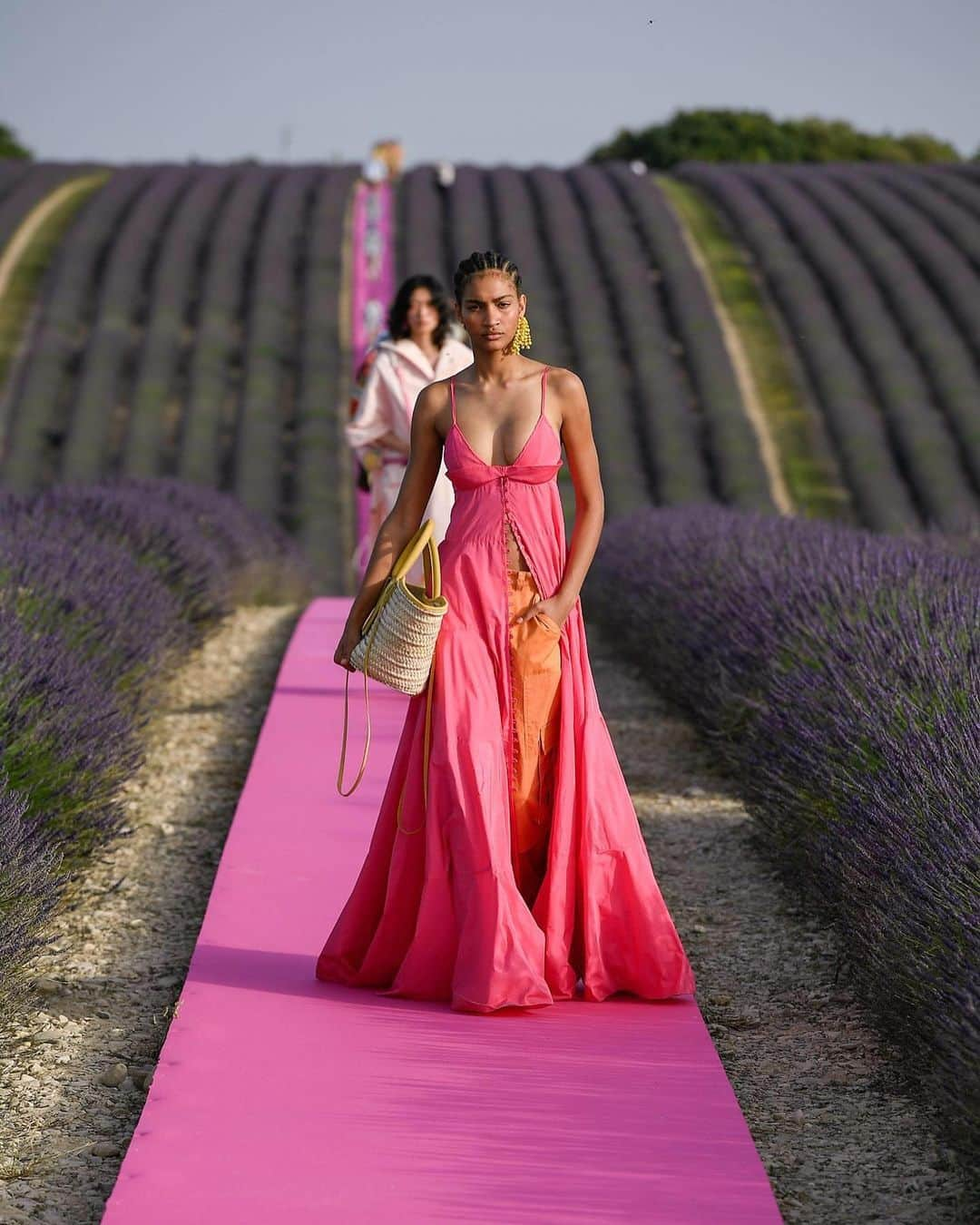 Fashion Weekさんのインスタグラム写真 - (Fashion WeekInstagram)「Lavender fields, forever. @Jacquemus celebrated their 10 year anniversary on the designer's home soil in France. Models breezed down an electric pink runway surrounded by lavender in breezy dresses and tailored suits in bright hues. 👈 For perfect Summer looks.」6月26日 5時05分 - fashionweek