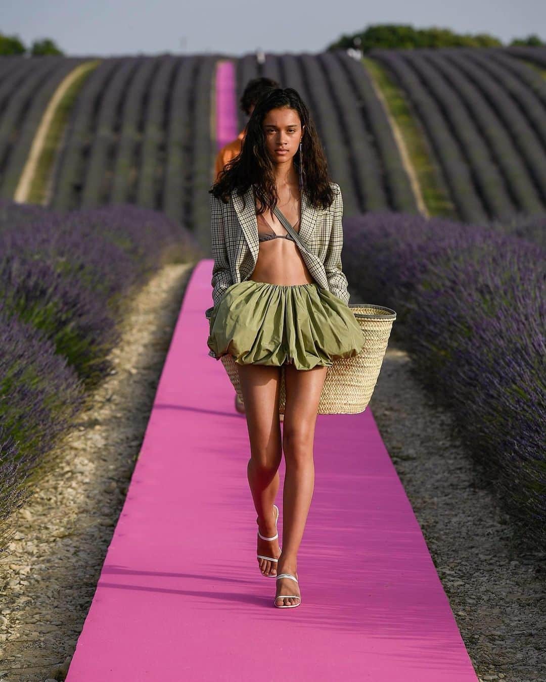 Fashion Weekさんのインスタグラム写真 - (Fashion WeekInstagram)「Lavender fields, forever. @Jacquemus celebrated their 10 year anniversary on the designer's home soil in France. Models breezed down an electric pink runway surrounded by lavender in breezy dresses and tailored suits in bright hues. 👈 For perfect Summer looks.」6月26日 5時05分 - fashionweek