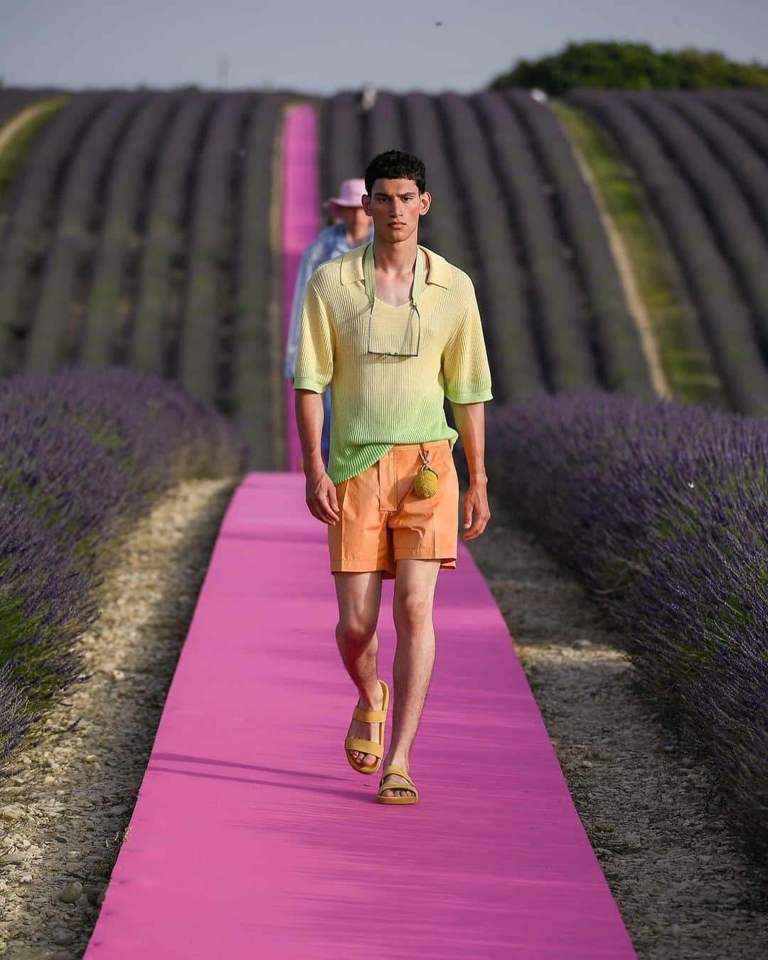 Fashion Weekさんのインスタグラム写真 - (Fashion WeekInstagram)「Lavender fields, forever. @Jacquemus celebrated their 10 year anniversary on the designer's home soil in France. Models breezed down an electric pink runway surrounded by lavender in breezy dresses and tailored suits in bright hues. 👈 For perfect Summer looks.」6月26日 5時05分 - fashionweek