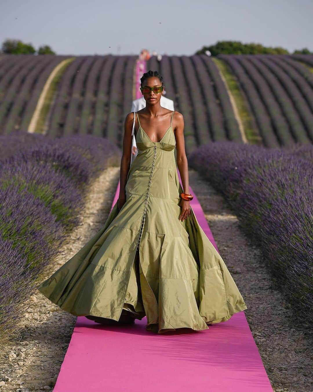 Fashion Weekさんのインスタグラム写真 - (Fashion WeekInstagram)「Lavender fields, forever. @Jacquemus celebrated their 10 year anniversary on the designer's home soil in France. Models breezed down an electric pink runway surrounded by lavender in breezy dresses and tailored suits in bright hues. 👈 For perfect Summer looks.」6月26日 5時05分 - fashionweek