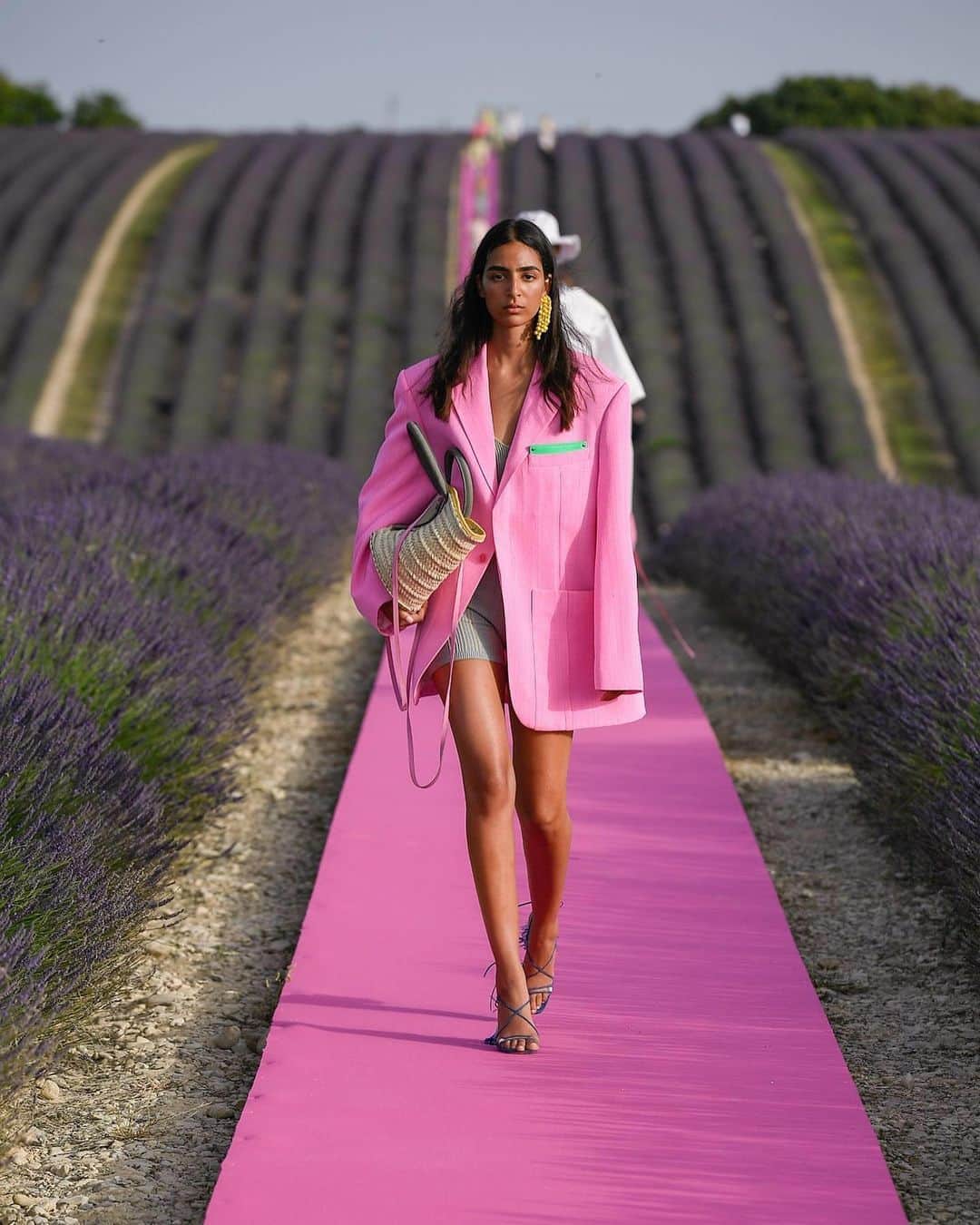 Fashion Weekのインスタグラム：「Lavender fields, forever. @Jacquemus celebrated their 10 year anniversary on the designer's home soil in France. Models breezed down an electric pink runway surrounded by lavender in breezy dresses and tailored suits in bright hues. 👈 For perfect Summer looks.」