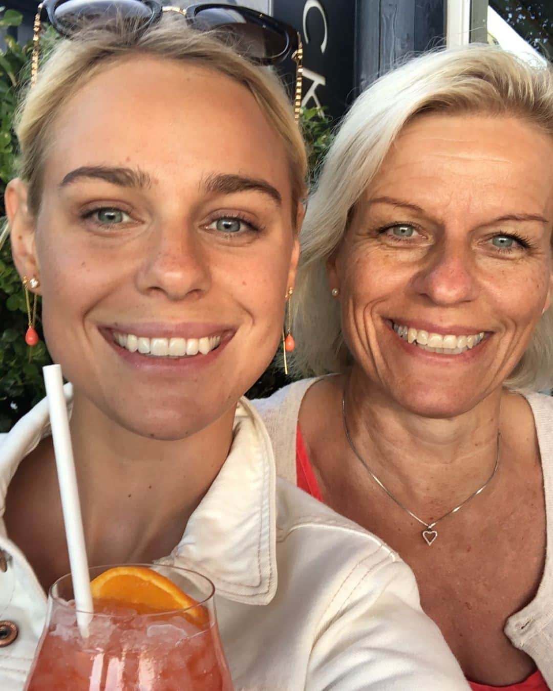 ペルニール・ブルームさんのインスタグラム写真 - (ペルニール・ブルームInstagram)「HAPPY BIRTHDAY MAMA 🥳 I love you, and your cute face 😍  You truly are my soulmate and I'm so grateful for you. I'm not sure there's any other person on this planet who understands me better than you do. Your eternal love and support, is what helps me get through the tough times, and your kindness is what inspires me to become a better version of me ♥️ I love you. I love you. I love you.」6月26日 5時00分 - pernilleblume