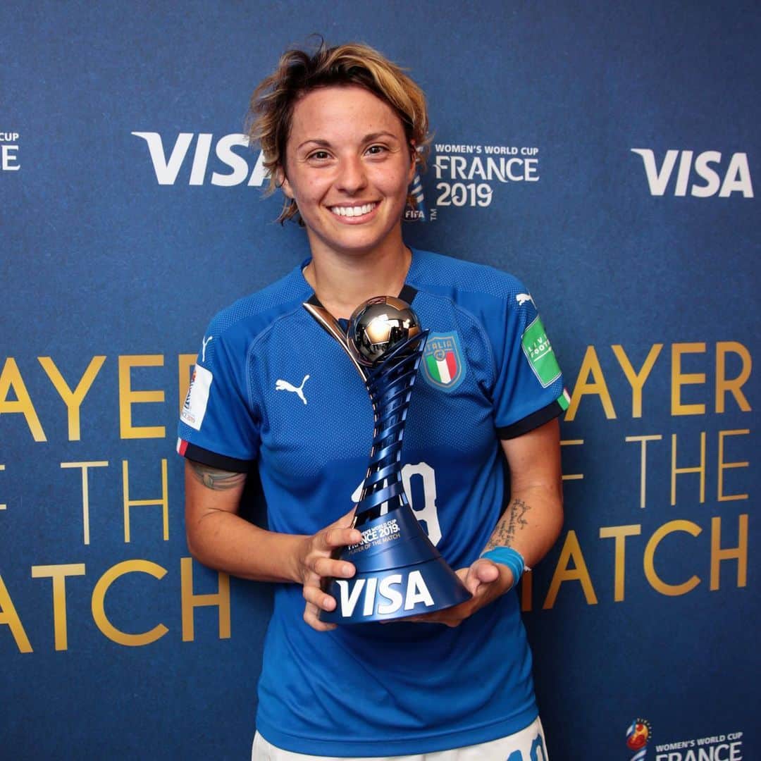 FIFAワールドカップさんのインスタグラム写真 - (FIFAワールドカップInstagram)「Congratulations to 🇮🇹 @valentinagiacinti! The #PlayeroftheMatch presented by Visa for #ITACHN! #FIFAWWC」6月26日 5時22分 - fifaworldcup