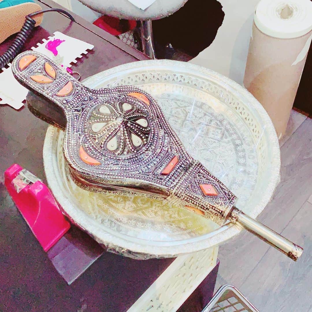 金子貴俊のインスタグラム：「モロッコ土産を飛行機乗る前にワサワサ買い漁る。なんとか妻のリクエストのものを購入できた。とっても気に入ってもらえて良かったなぁ(^^)」