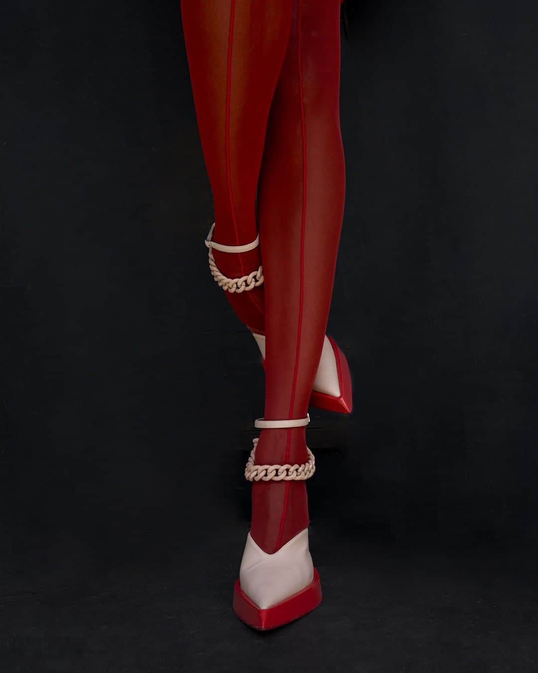 のインスタグラム：「Mugler Resort 2020 red and nude bicolor leather platform pumps with red sheer hosiery. - - Visual @studio.m.antwerp  #mugler」