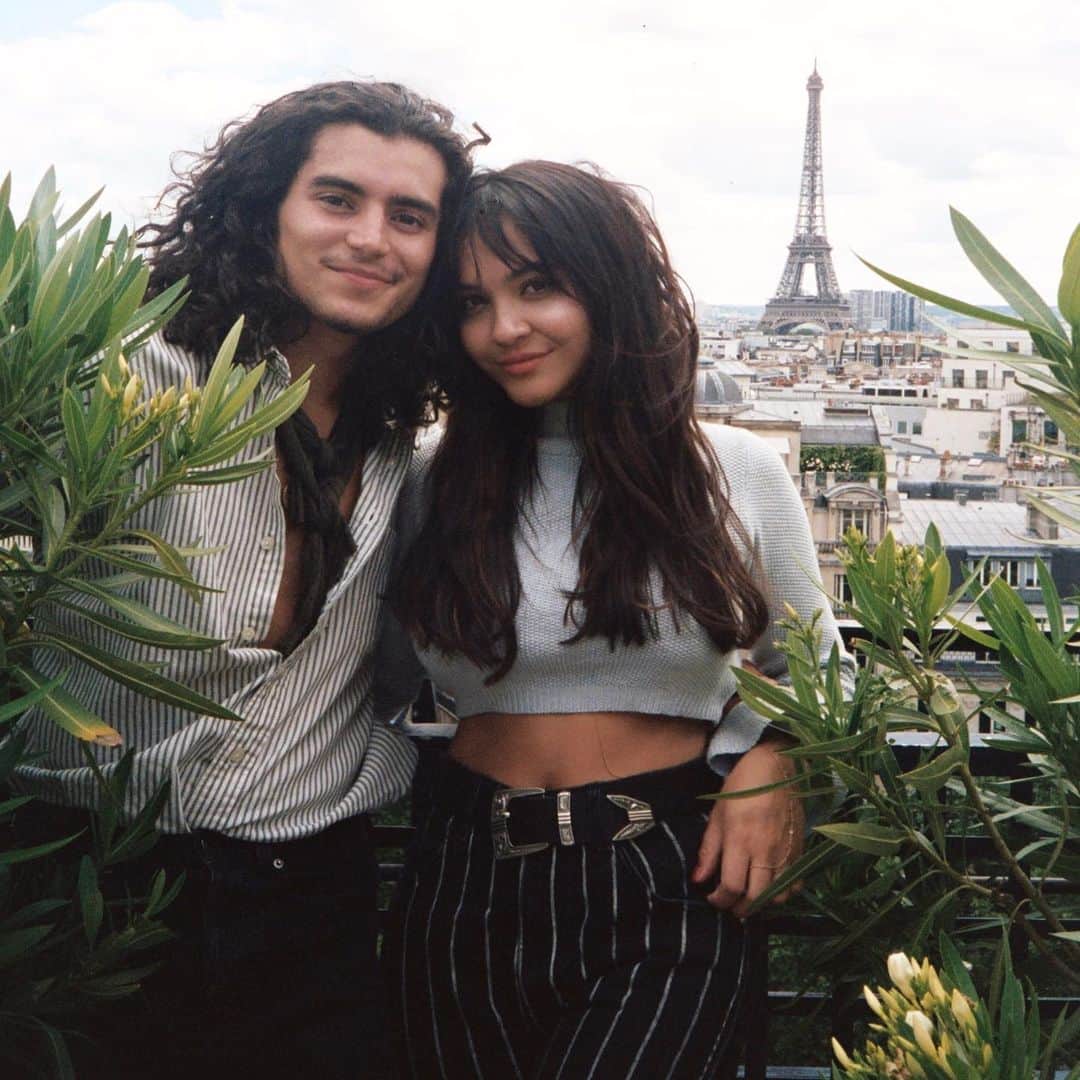 ステラ・ハジェンズのインスタグラム：「we were smiling but the whole time we were thinking about our pups... now we’re back with the pups and all we’re thinking about is Paris 🙄🙄 📸: @thatsheart」