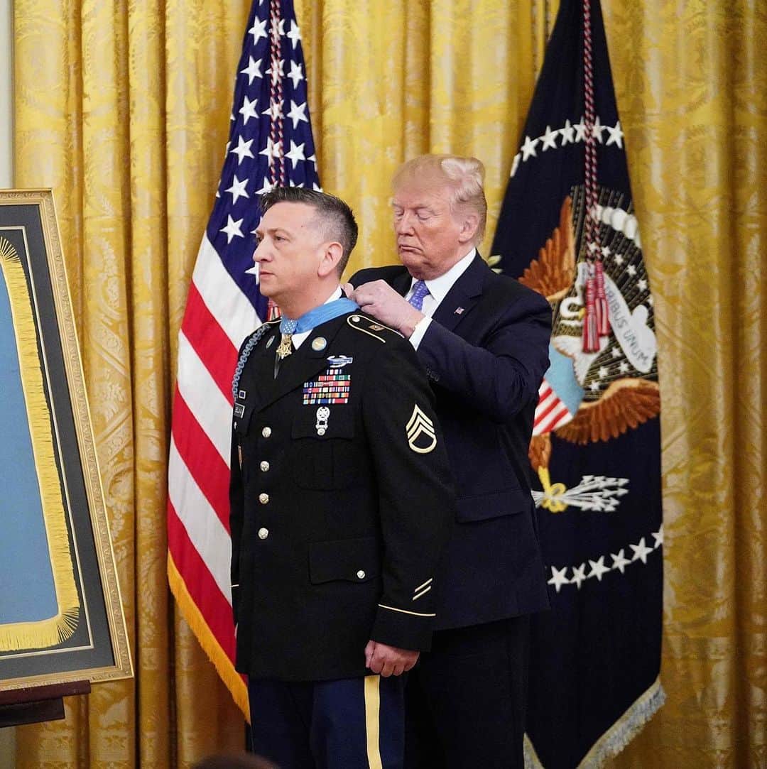 NBC Newsさんのインスタグラム写真 - (NBC NewsInstagram)「President Donald Trump presents the Medal of Honor to David Bellavia in the East Room of the White House on Tuesday. Bellavia is receiving the award for actions he took on November 10, 2004 while serving with the U.S. Army in Fallujah, Iraq. . 📷 Mandel Ngan / @afpphoto」6月26日 5時23分 - nbcnews