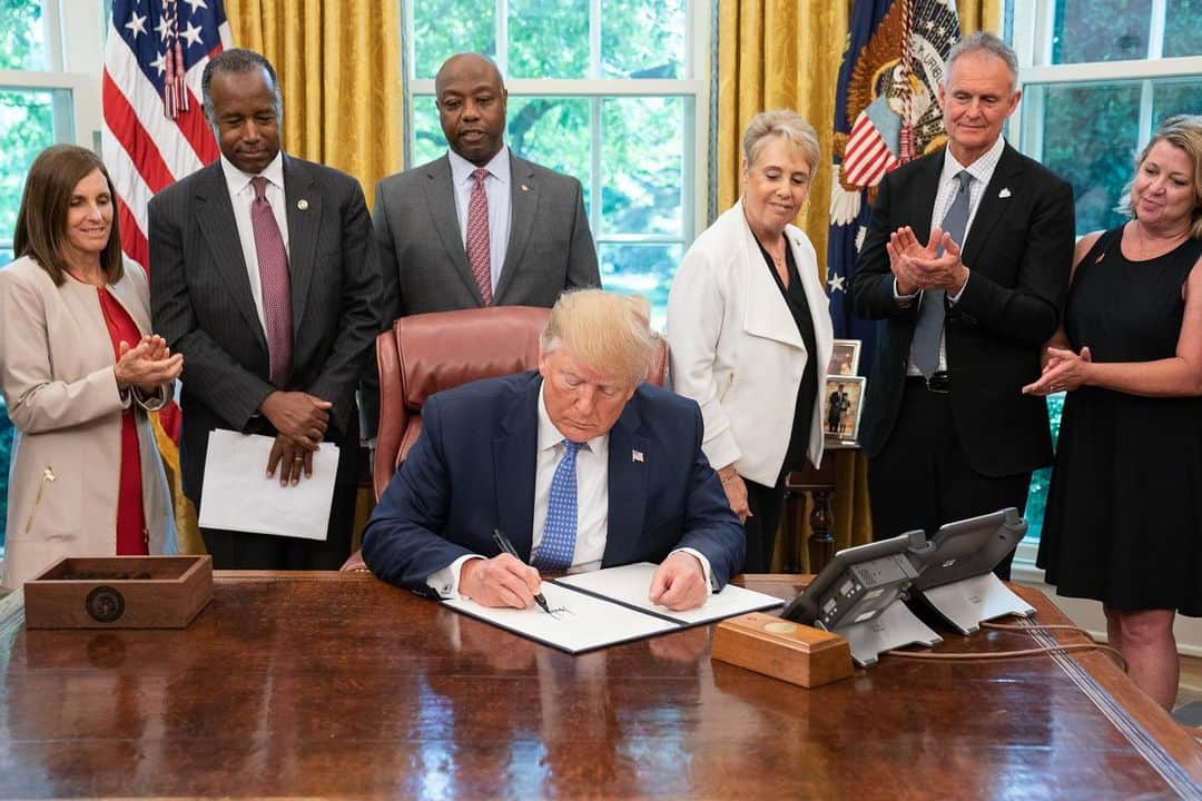 ドナルド・トランプさんのインスタグラム写真 - (ドナルド・トランプInstagram)「President Donald J. Trump signs an Executive Order on establishing a White House Council on Eliminating Regulatory Barriers to Affordable Housing Tuesday, June 25, 2019, in the Oval Office of the White House.」6月26日 5時29分 - realdonaldtrump