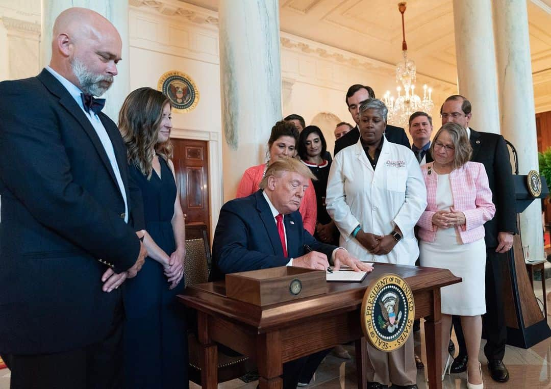 ドナルド・トランプさんのインスタグラム写真 - (ドナルド・トランプInstagram)「President Donald J. Trump signs an Executive Order on Improving Price and Quality Transparency in American Healthcare to Put Patients First Monday, June 24, 2019, in the Grand Foyer of the White House.」6月26日 5時33分 - realdonaldtrump