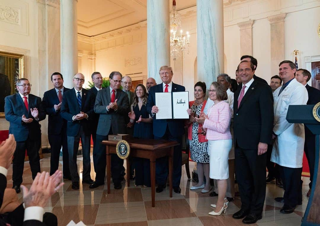 ドナルド・トランプさんのインスタグラム写真 - (ドナルド・トランプInstagram)「President Donald J. Trump signs an Executive Order on Improving Price and Quality Transparency in American Healthcare to Put Patients First Monday, June 24, 2019, in the Grand Foyer of the White House.」6月26日 5時33分 - realdonaldtrump