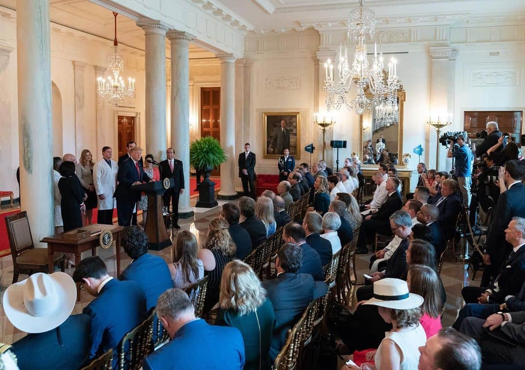 ドナルド・トランプさんのインスタグラム写真 - (ドナルド・トランプInstagram)「President Donald J. Trump signs an Executive Order on Improving Price and Quality Transparency in American Healthcare to Put Patients First Monday, June 24, 2019, in the Grand Foyer of the White House.」6月26日 5時33分 - realdonaldtrump