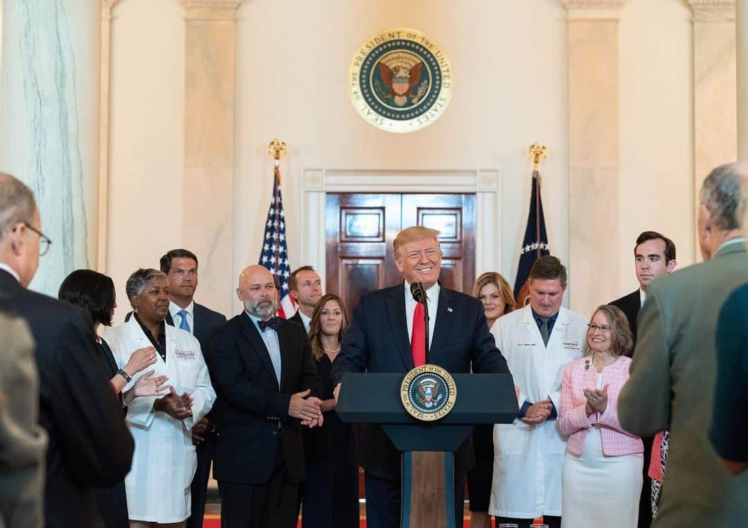 ドナルド・トランプさんのインスタグラム写真 - (ドナルド・トランプInstagram)「President Donald J. Trump signs an Executive Order on Improving Price and Quality Transparency in American Healthcare to Put Patients First Monday, June 24, 2019, in the Grand Foyer of the White House.」6月26日 5時33分 - realdonaldtrump