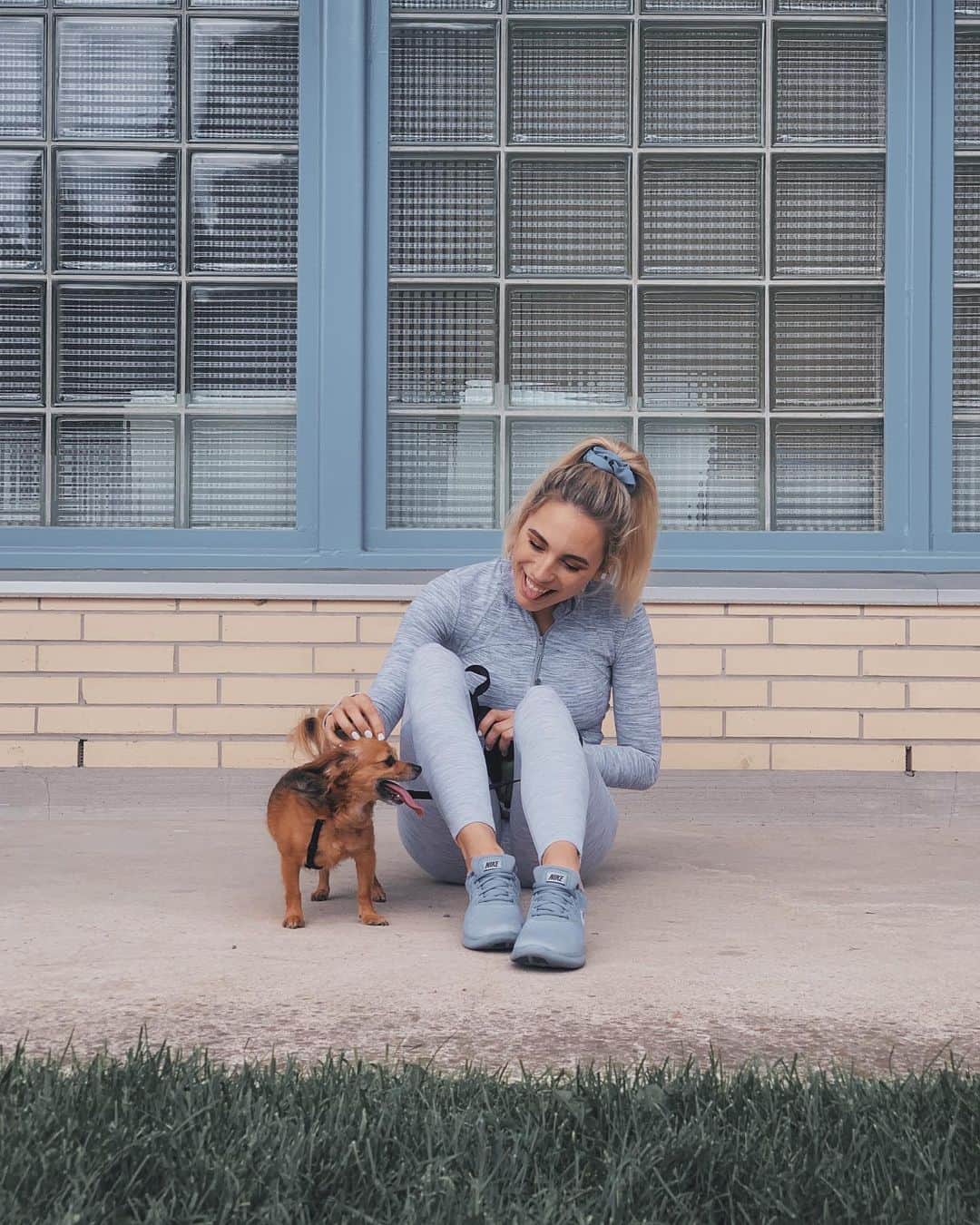 Kalyn Nicholsonのインスタグラム：「when in doubt walk it out 🍭 fresh air always does the mind some good, especially when paired with such cuties  outfit: @lululemon」