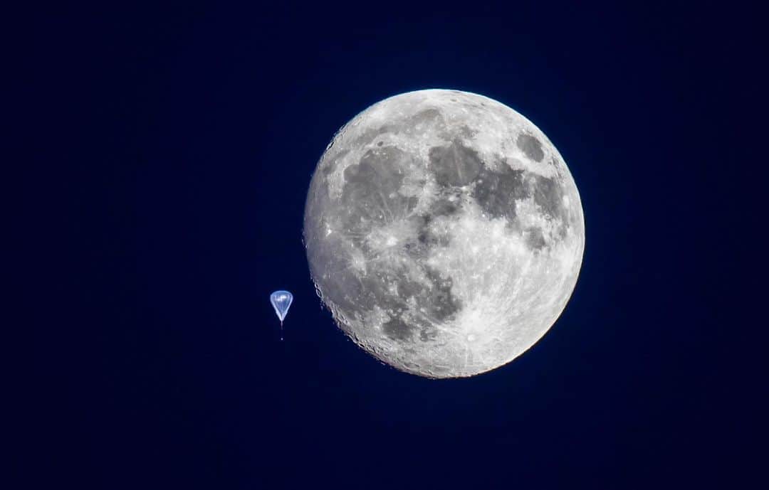 TED Talksのインスタグラム：「Zoom in to see the FIREBall, a telescope that hangs from a giant balloon and looks for clues about how stars are created. Unfortunately, this picture shows the FIREBall as it’s failing. There’s a hole in it (which is why it’s teardrop-shaped instead of spherical), and soon it’ll fall from space and crash in the New Mexico desert, losing all of the data it collected. @TEDFellow and astronomer Erika Hamden leads the team building FIREBall, and the journey to send it into orbit has been a rollercoaster of successes and failures. But she knows that failure is inevitable when you’re pushing the limits of knowledge. Her team plans to launch the telescope again in 2020. “The reality of my job is that I fail almost all the time and still keep going, because that’s how telescopes get built,” she says. “It’s only going to stay a failure if I give up.” To learn more about her work, watch her #TEDTalk at tedtalks.social/erikahamden  Photo courtesy of Erika Hamden」