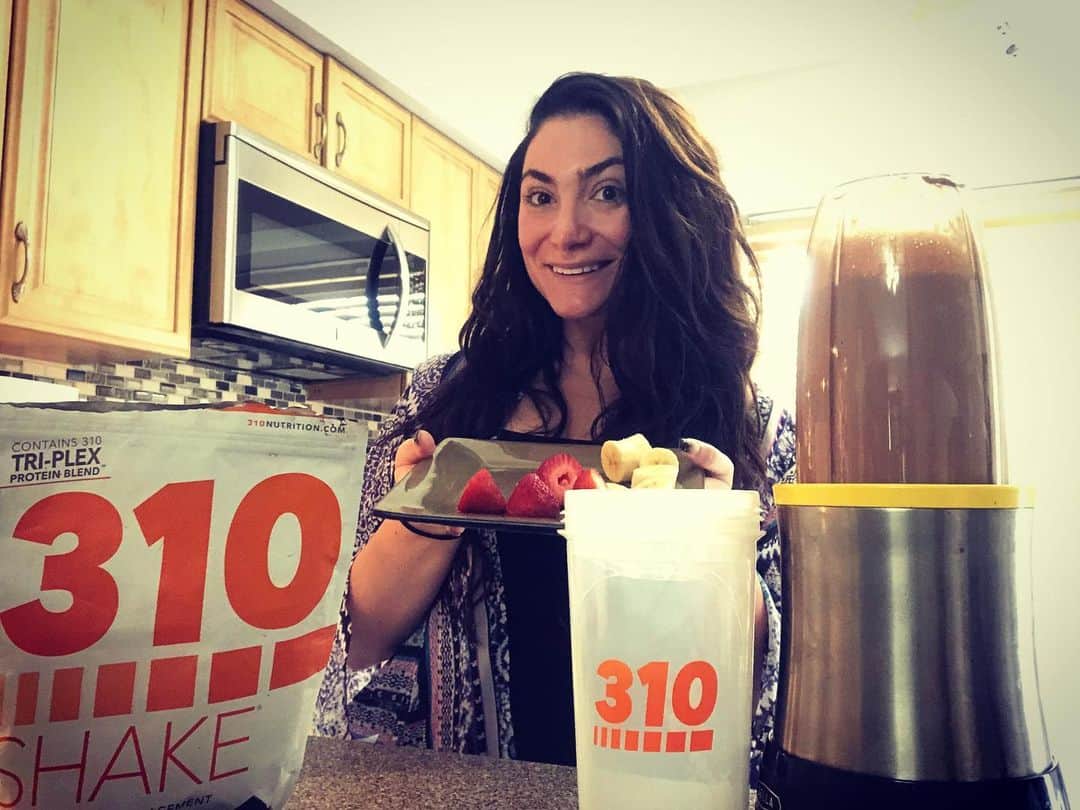 ディーナ・ニコール・コルテーゼのインスタグラム：「Many of you ask me what’s the best way to make a #310shake. I love adding some fresh fruits to the mix with some ice, & almond milk. Blend it up for a tasty snack that keeps you filled! @310nutrition is the perfect pick me up! Tastes just like the sweet stuff without the guilt! They’ve got tons of awesome flavors to choose from like chocolate, salted caramel, even toasted coconut! All with 0 sugars, or artificial sweeteners. Plant-based, gluten, nut and dairy free! Find your perfect blend + Use “310AIDING” for FREE shipping at checkout! #cleaneating #310ad #health」