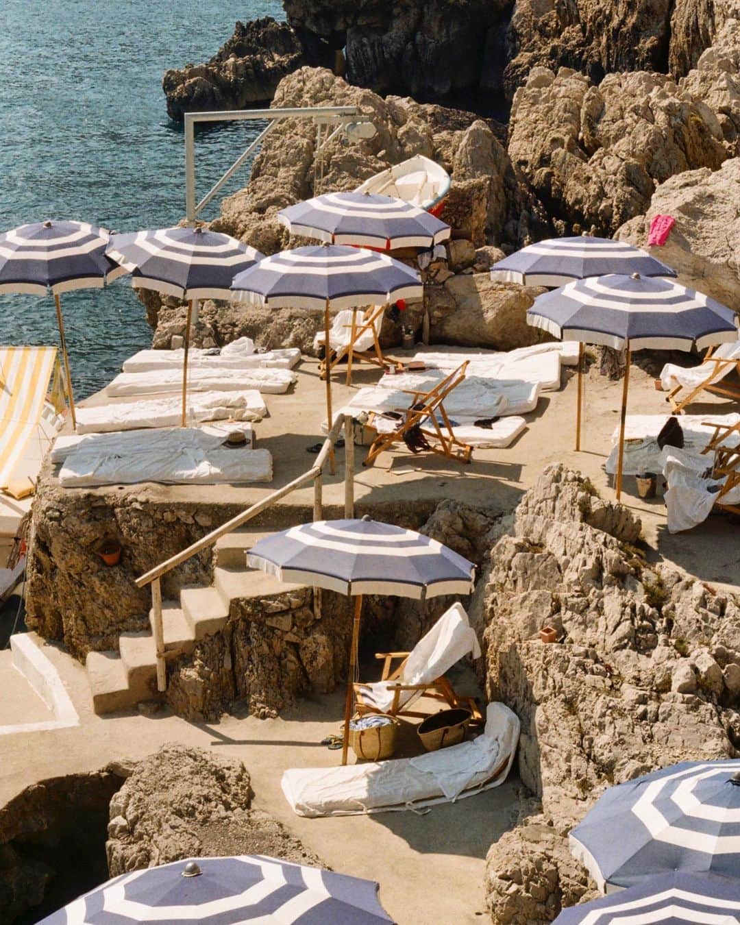 のインスタグラム：「Before jetting off on your next Italian vacation, shop Italy-inspired Louis Vuitton bags—and learn about their rich history while you're at it. Head to our stories to read about the Siracusa, Tivoli, and Palermo, and shop them through the *link in our bio* 📍Capri, Italy」