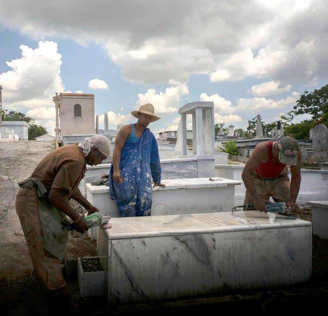 NBC Newsさんのインスタグラム写真 - (NBC NewsInstagram)「#Cuba’s oldest Jewish cemetery is beginning to be rehabilitated, along with the memory of many of the island’s early Jewish forebears. The restoration is the result of an initiative by the government-run historian’s office to spruce up #Havana ahead of the 500th anniversary of its founding in November. Click the link in our bio to read more. . 📷 @aprespinosa / @apnews」6月26日 5時55分 - nbcnews