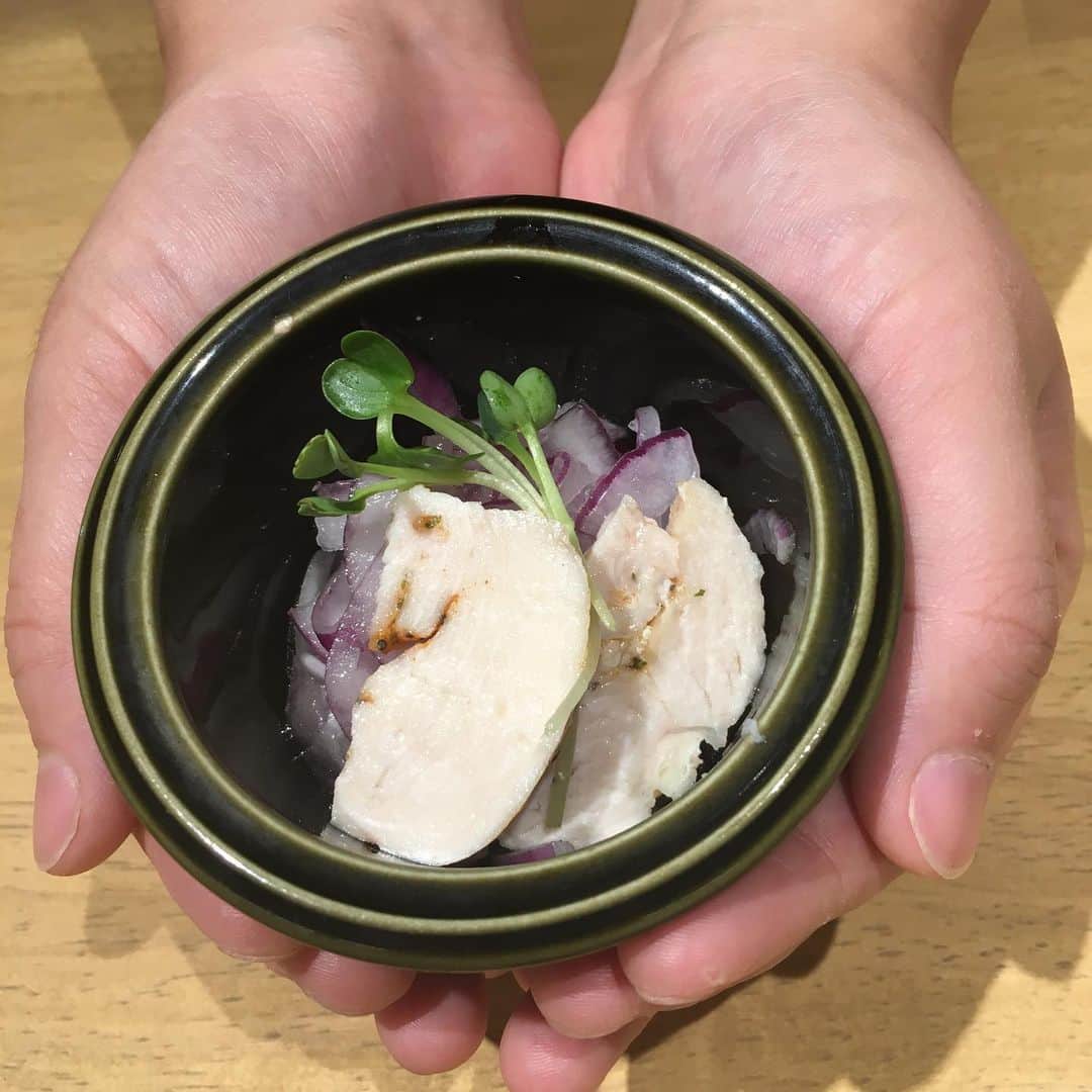 タマチャンショップ都城本店さんのインスタグラム写真 - (タマチャンショップ都城本店Instagram)「こんにちは！ . 本日のランチの副菜は . 【レッドオニオンのマリネと自家製鶏ハム添え🐓✨】 . 都城産のレッドオニオンをオリーブオイルと塩でマリネにし、宮崎県産の鶏むね肉をハムにして添えてみました🥩✨ . レッドオニオンは巡りを良くし、ダイエットサポートをしてくれるケセルチンが含まれております。 また、アリシンには、内側からバリア力を高めてくれますよ！ . 今日の都城は雨☔️ 今日もハッピーな1日になりますように⭐️ . . . #タマチャンショップ #タマチャンショップ都城本店 #宮崎 #宮崎ランチ #宮崎カフェ #都城 #都城ランチ #都城カフェ #cafe #パンケーキ #九州パンケーキ」6月26日 11時21分 - tamachan_honten