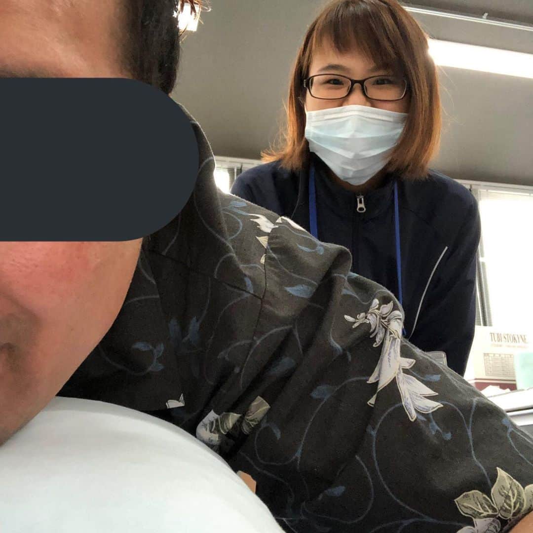 GOSAMARUのインスタグラム：「‪今日の担当は與儀さんです。‬ ‪お優しい方です。‬ ‪いつも話し相手になってくれてます( 笑 )‬ ‪#ロクト整形外科 #rd_pw #GOSAMARU #沖縄 ‬」