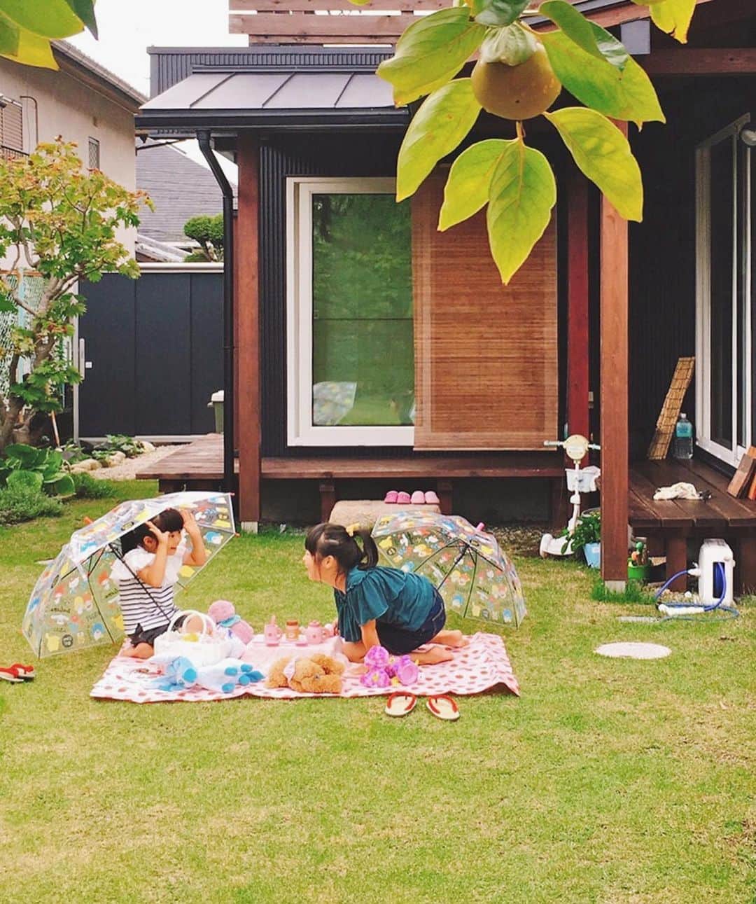 シーエッチ建築工房 さんのインスタグラム写真 - (シーエッチ建築工房 Instagram)「* 梅雨どきの、木の家のこどもたち。 ⠀⠀⠀⠀⠀⠀⠀⠀⠀⠀⠀⠀ 雨がふらなくても、傘であそんだり さらさらな杉の床でころころ。 お水で土間にお絵かきだって。 ⠀⠀⠀⠀⠀⠀⠀⠀⠀⠀⠀⠀ 子どもたちの遊び心には どんな季節も敵いませんね。 ⠀⠀⠀⠀⠀⠀⠀⠀⠀⠀⠀⠀ こんなにリラックスしている 子どもたちの写真は全て お父さんお母さんからいただいたもの。 暮らしを楽しんでいただき、嬉しいです。 ⠀⠀⠀⠀⠀⠀⠀⠀⠀⠀⠀⠀ ＼ 見学会まであと３日 ／ https://www.ch-wood.co.jp/event/2019/05/03094723.html 今週末29日(土)・30日(日)で開催します♪　※要予約 ⠀⠀⠀⠀⠀⠀⠀⠀⠀⠀⠀⠀ ⠀⠀⠀⠀⠀⠀⠀⠀⠀⠀⠀⠀ ──────────── 株式会社シーエッチ建築工房 兵庫県宝塚市仁川台76番地 0798-52-8863 https://www.ch-wood.co.jp ──────────── @ch_kenchiku ⠀⠀⠀⠀⠀⠀⠀⠀⠀⠀⠀⠀ ⠀⠀⠀⠀⠀⠀⠀⠀⠀⠀⠀⠀ #シーエッチ建築工房 #木の家 #注文住宅 #新築 #一戸建て #家づくり #家 #住まい #暮らし #日々のこと #マイホーム #たからづかな生活#ときめく日々がたからもの宝塚 #宝塚市 #西宮市 #伊丹市 #川西市 #亀岡市 #吹田市 #工務店 #自然素材 #国産材 #暮らしを楽しむ #シンプル #自然素材の家#自然と暮らす #こどもと暮らす #季節を楽しむ #庭のある暮らし #梅雨」6月26日 11時23分 - ch_kenchiku