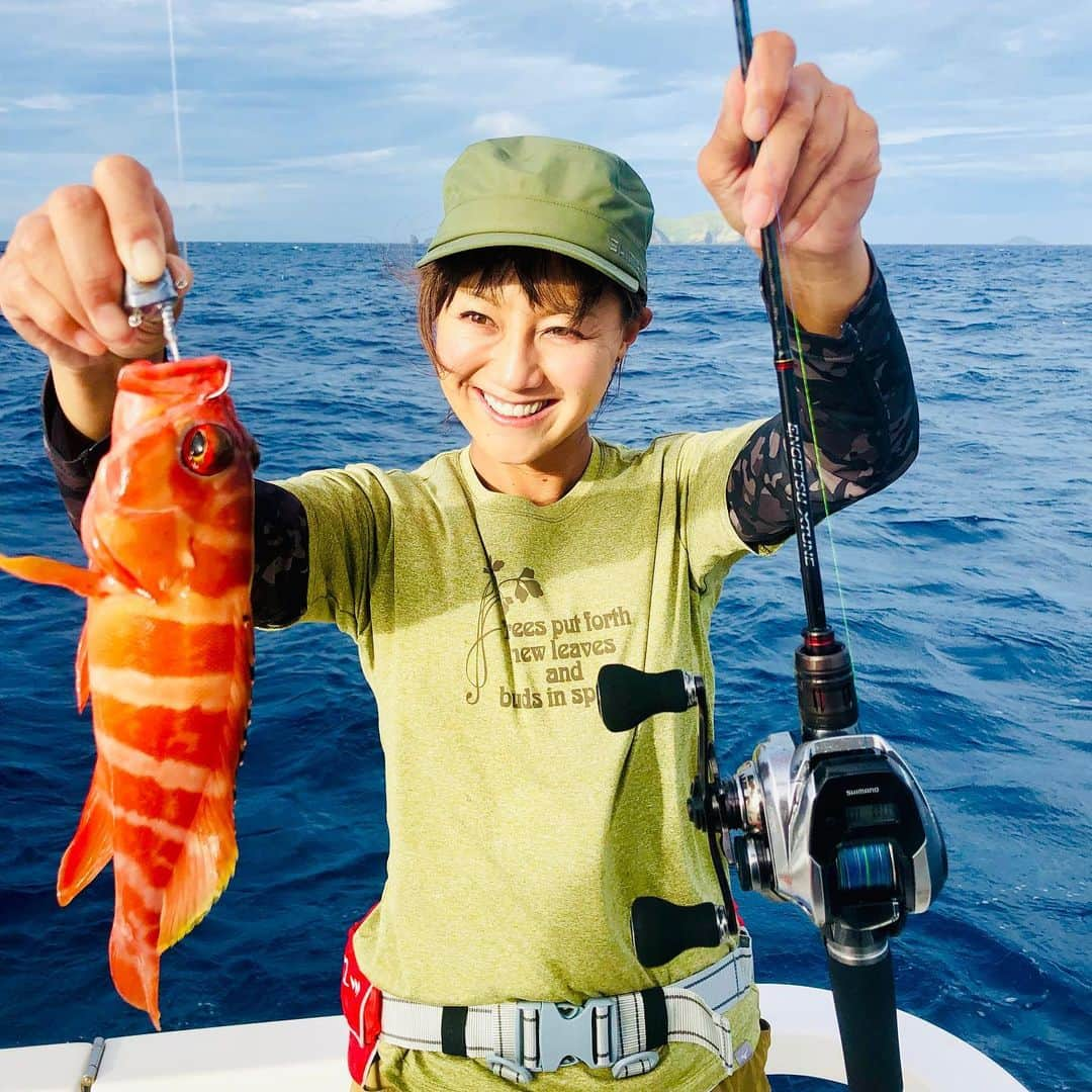 福島和可菜さんのインスタグラム写真 - (福島和可菜Instagram)「ただいまー✈️東京に戻りました✋ 今回の沖縄釣行‪🎣‬天候の都合で予定通りには釣りが出来ませんでしたが、そんな中でもたくさんのお魚達に出会えました🎵 色々タックル持って行ってよかったー🥰 🐟釣れる時に釣れるお魚を🐟  どんな魚種でも、どんなサイズでもスペシャルゲストですわい🎉(大きいのを釣りたい気持ちはもちろんありますが😆（笑）) 私SNSは、 ブログ・FacebookTwitter・Instagram とやっているのですが、その中のコメントにありました今回のタックルですが、  ロッド SHIMANO エンゲツエクスチューン B66MH-FS  リール SHIMANO ENGETSU  CT 151PG  ライン PE 1.5号  リーダー 20ポンド  ジグヘッド 50g ワーム  です✨ タイラバ・テンヤロッドでロックフィッシュも、メガゴマモンガラちゃんもしっかり上がりましたぁ👍 Xシート エクストリームガングリップ釣りやす過ぎた😭リールはレバーでフォールスピードを変えられるので、攻めの釣りが出来ましたぜ😎 フォールでアタリ取れたらかなり嬉しいですよね ‼️って、そんな私はボトム依存症だけど（笑） 釣りはやっぱり本当に楽しいです🌈 GT、タマンは今回釣れませんでしたが、また次の楽しみにとっておきます😊 アーラミーバイを釣ると言う新しい夢もまた増えたし㊗️ニヒヒヒヒ😚  次の釣行を楽しみに、毎日全力じゃー☀️☀️☀️ #好きな音 #ドラグ音 #好きな場所 #ボトム #笑 #いつかは #アーラミーバイ #ありがとう #沖縄 #love #fishing #beer #ORION #美しいしなり #滑らかなフォール #シャープでしなやかで芯がしっかり #そう言う女性でありたい #ENGETSU #SHIMANO #🐟 #❤ #🍺」6月26日 11時25分 - fukushimawakana