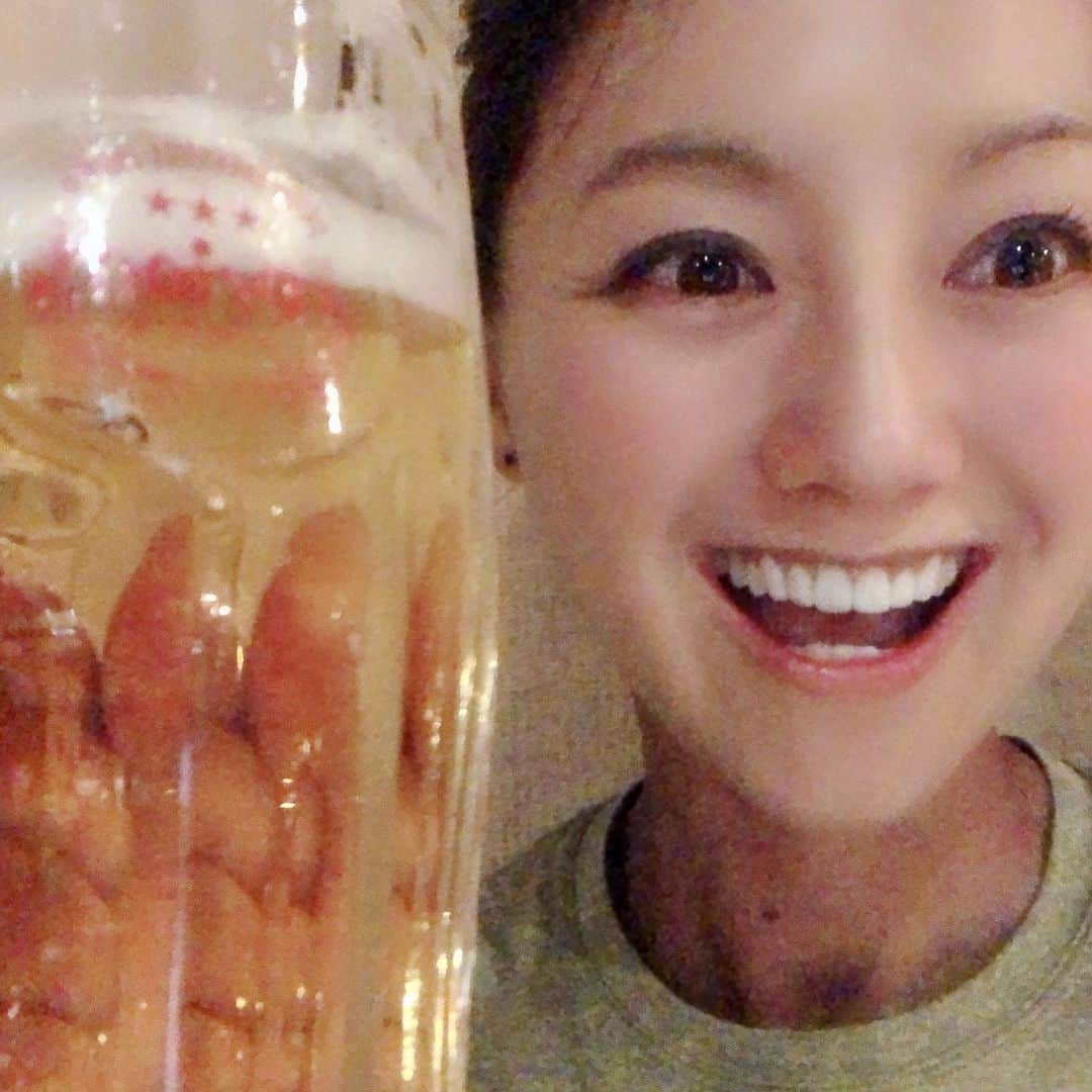 福島和可菜さんのインスタグラム写真 - (福島和可菜Instagram)「ただいまー✈️東京に戻りました✋ 今回の沖縄釣行‪🎣‬天候の都合で予定通りには釣りが出来ませんでしたが、そんな中でもたくさんのお魚達に出会えました🎵 色々タックル持って行ってよかったー🥰 🐟釣れる時に釣れるお魚を🐟  どんな魚種でも、どんなサイズでもスペシャルゲストですわい🎉(大きいのを釣りたい気持ちはもちろんありますが😆（笑）) 私SNSは、 ブログ・FacebookTwitter・Instagram とやっているのですが、その中のコメントにありました今回のタックルですが、  ロッド SHIMANO エンゲツエクスチューン B66MH-FS  リール SHIMANO ENGETSU  CT 151PG  ライン PE 1.5号  リーダー 20ポンド  ジグヘッド 50g ワーム  です✨ タイラバ・テンヤロッドでロックフィッシュも、メガゴマモンガラちゃんもしっかり上がりましたぁ👍 Xシート エクストリームガングリップ釣りやす過ぎた😭リールはレバーでフォールスピードを変えられるので、攻めの釣りが出来ましたぜ😎 フォールでアタリ取れたらかなり嬉しいですよね ‼️って、そんな私はボトム依存症だけど（笑） 釣りはやっぱり本当に楽しいです🌈 GT、タマンは今回釣れませんでしたが、また次の楽しみにとっておきます😊 アーラミーバイを釣ると言う新しい夢もまた増えたし㊗️ニヒヒヒヒ😚  次の釣行を楽しみに、毎日全力じゃー☀️☀️☀️ #好きな音 #ドラグ音 #好きな場所 #ボトム #笑 #いつかは #アーラミーバイ #ありがとう #沖縄 #love #fishing #beer #ORION #美しいしなり #滑らかなフォール #シャープでしなやかで芯がしっかり #そう言う女性でありたい #ENGETSU #SHIMANO #🐟 #❤ #🍺」6月26日 11時25分 - fukushimawakana