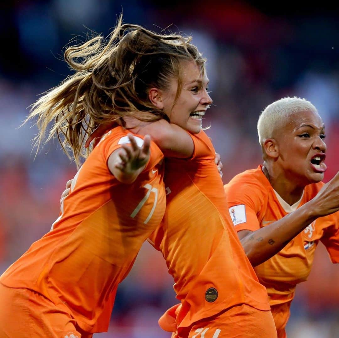 サッカー オランダ代表チームさんのインスタグラム写真 - (サッカー オランダ代表チームInstagram)「Met 2️⃣ goals van Lieke Martens gaan de @oranjeleeuwinnen naar de kwartfinale! • • • #OnsOranje #OranjeLeeuwinnen #WK2019」6月26日 5時58分 - onsoranje