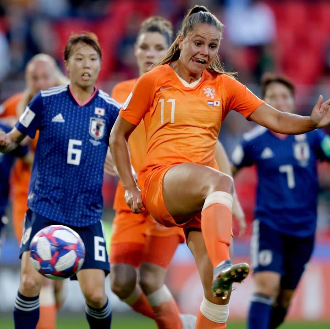 サッカー オランダ代表チームさんのインスタグラム写真 - (サッカー オランダ代表チームInstagram)「Met 2️⃣ goals van Lieke Martens gaan de @oranjeleeuwinnen naar de kwartfinale! • • • #OnsOranje #OranjeLeeuwinnen #WK2019」6月26日 5時58分 - onsoranje