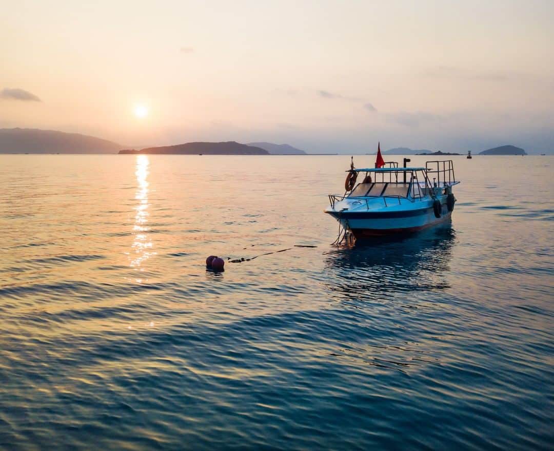 リッツ・カールトンさんのインスタグラム写真 - (リッツ・カールトンInstagram)「Discover your perfect escape – where golden horizons touch peaceful waters at The Ritz-Carlton #Sanya, #YalongBay. ⁣﻿ ⁣﻿ #China #HainanIsland #TravelAsia #beach #sun #horizon #view #serenity #boat #bay #peaceful #coast #escape #relax #travel #travelgram #Instatravel #traveldiaries #RCPartner via – @TreyRatcliff」6月26日 6時00分 - ritzcarlton