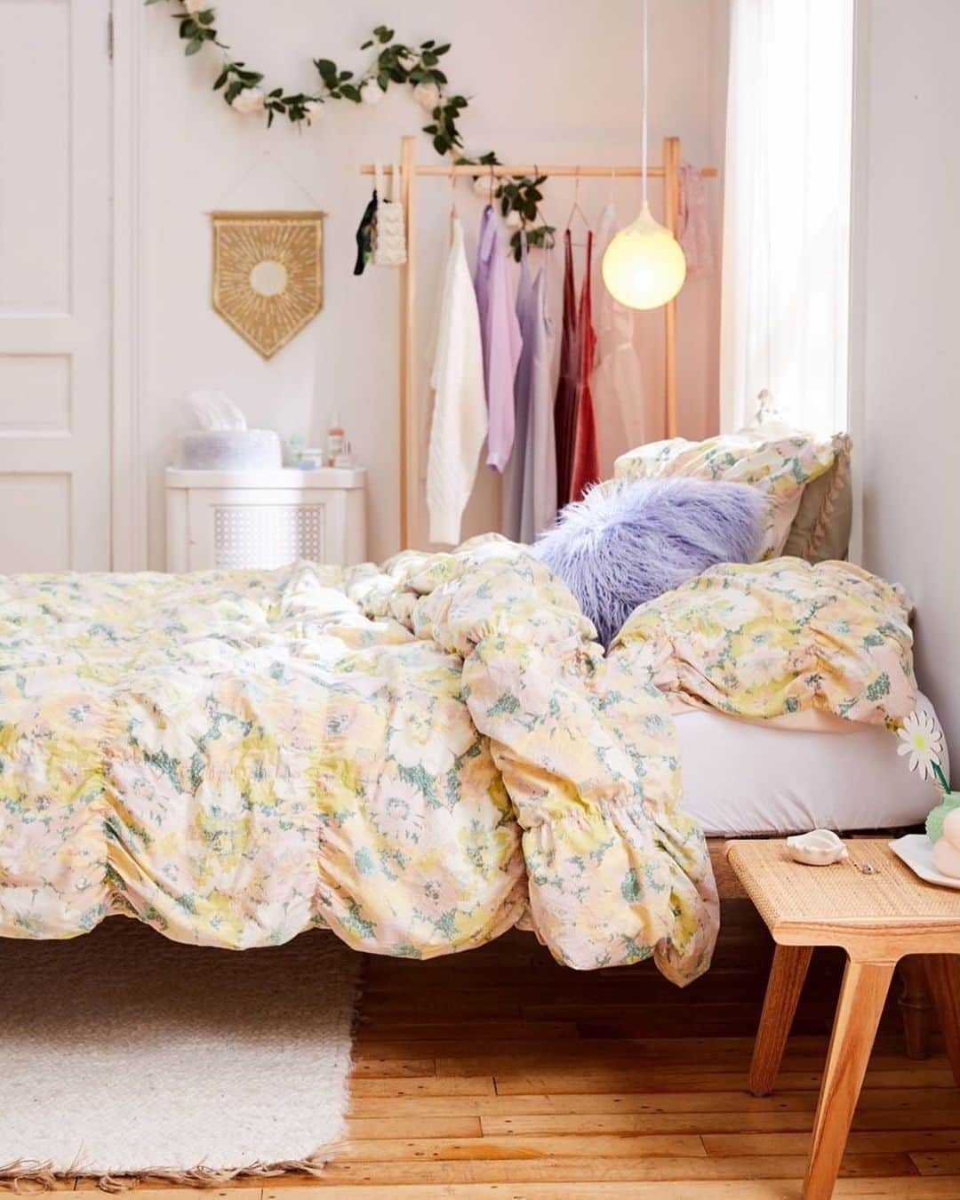 のインスタグラム：「New from @UrbanOutfittersHome: extra comfy, summery bedding to give your room that mini-makeover it deserves. #UOHome」