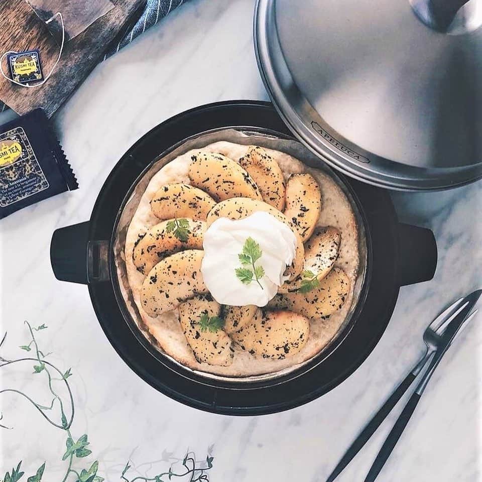 UchiCookのインスタグラム：「Pizza Oven Pot ft. Honey Spoon Who knew these two would go amazing together? 😋  Create your own style of artisan pizzas while adding a touch of sweetness with the honey spoon! 👌🏼 You can get these two on our site! www.uchicook.com/shop ♨️ — #honeyspoon #pizzaovenpot #apeluca #uchicook #stainlesssteel #peachpizza #honeyspoon」