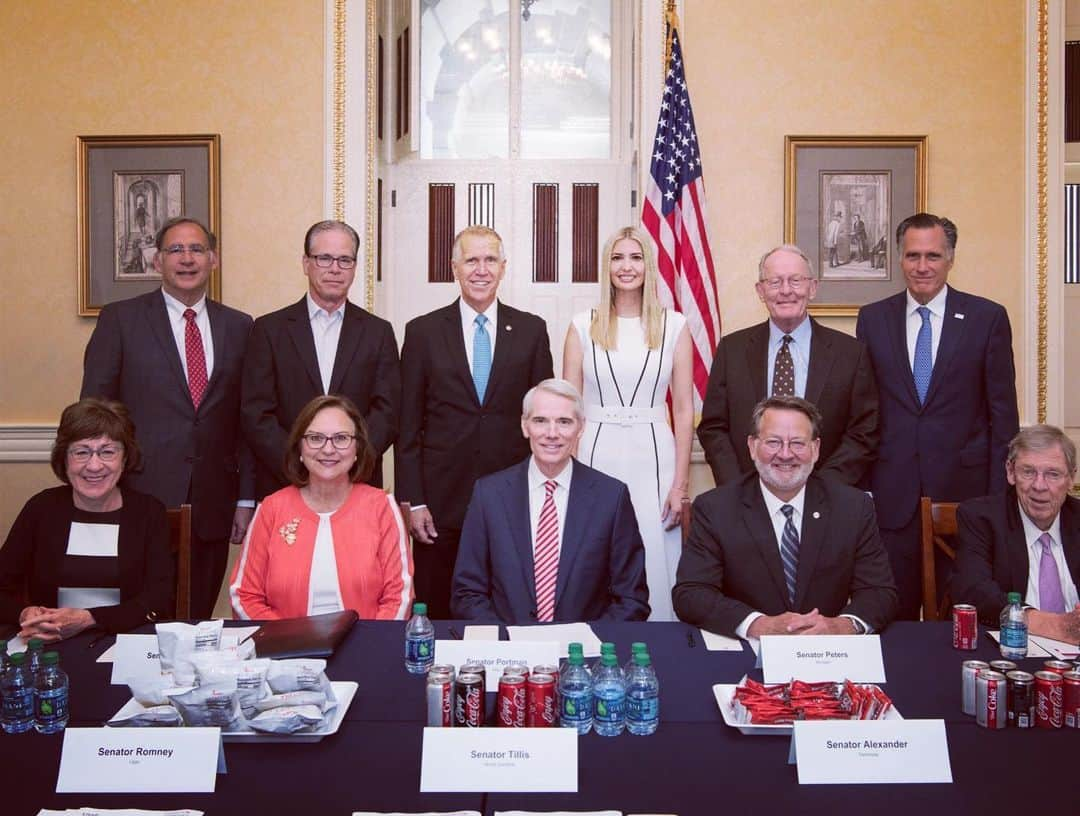 イヴァンカ・トランプさんのインスタグラム写真 - (イヴァンカ・トランプInstagram)「Today, I had the opportunity to brief bipartisan Senators from across the nation on our #PledgetoAmericasWorkers and our efforts to create more and better paying jobs for the nation’s hard working taxpayers.」6月26日 6時07分 - ivankatrump